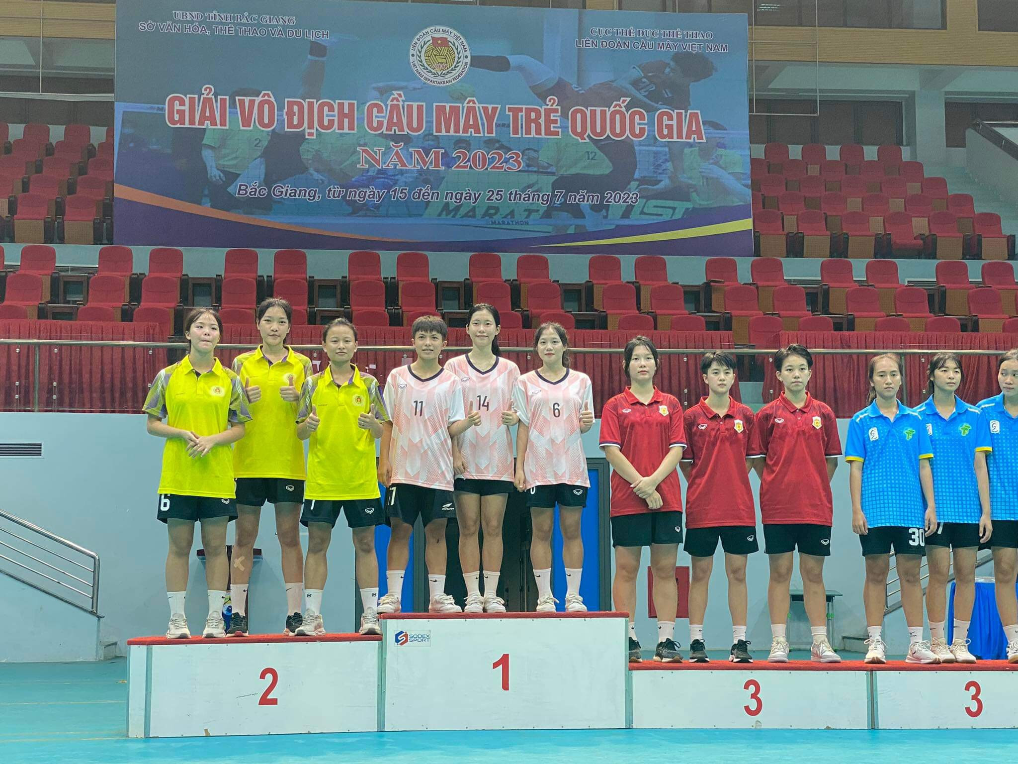 bna_Đào Thị Kim Oanh (số 6, áo hồng) và Trương Thanh Thảo (số 11, áo hồng) giành huy chương Vàng nội dung đội tuyển 3 tại Giải cầu mây trẻ toàn quốc năm 2023.jpg
