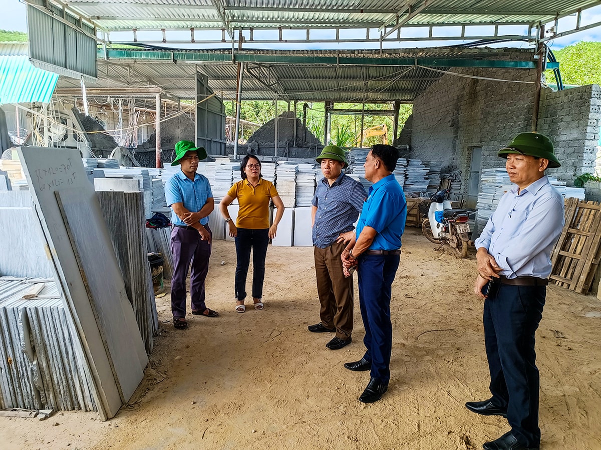 Phó Chủ tịch UBND huyện Quỳ Hợp Trần Đức Lợi cùng cán bộ huyện kiểm tra một cơ sở chế biến khoáng sản trên địa bàn.