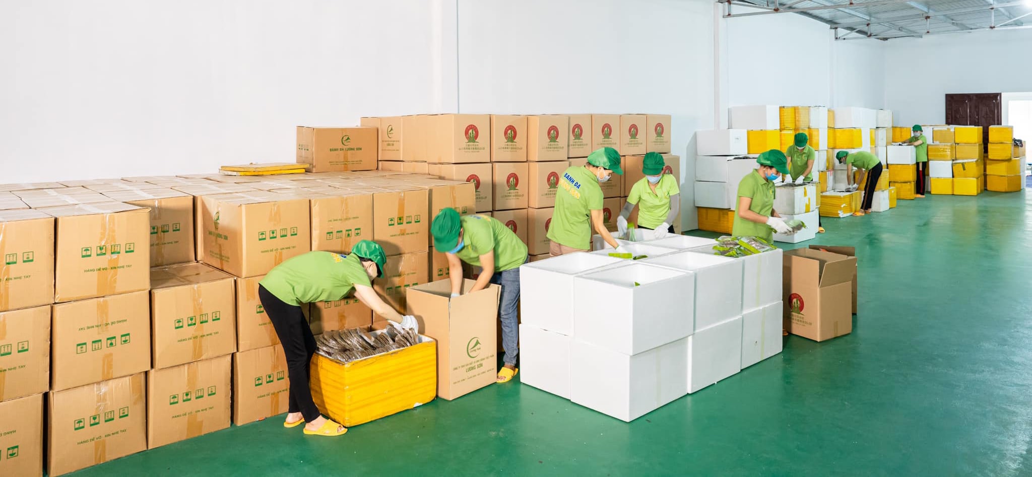 Đóng gói xuất khẩu bánh đa Lương Sơn (huyện Đô Lương). Ảnh: T.P