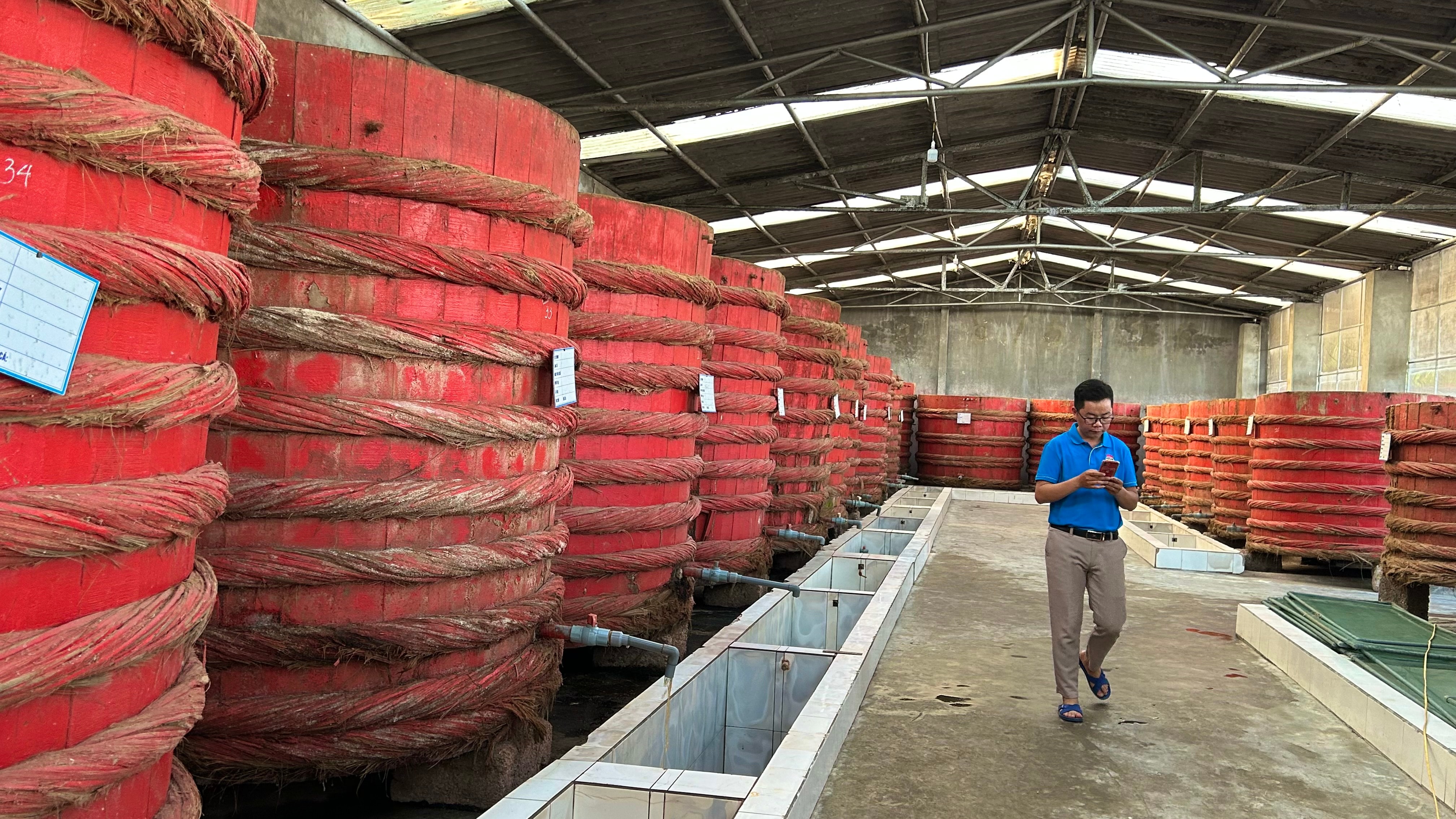 Nước mắm Vạn Phần được ủ trong thùng gỗ. Ảnh: Trân Châu