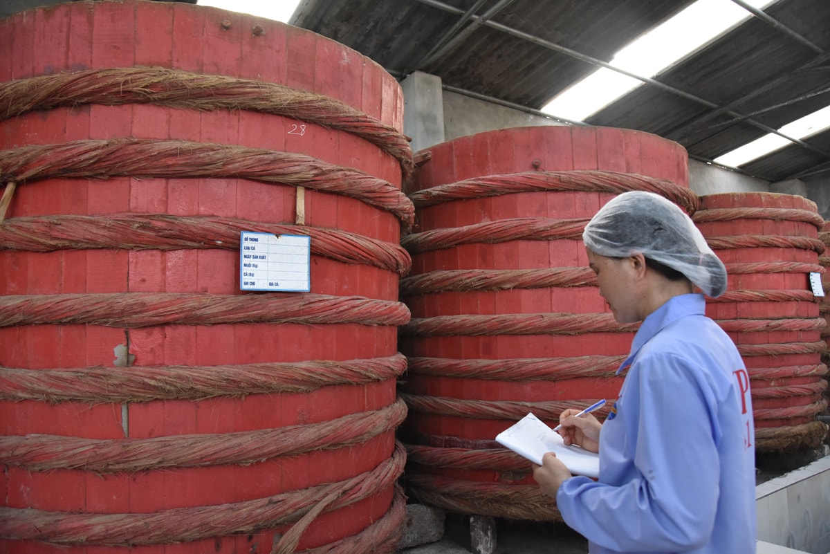 Sản xuất nước mắm Vạn Phần. Ảnh: Hoài Thu