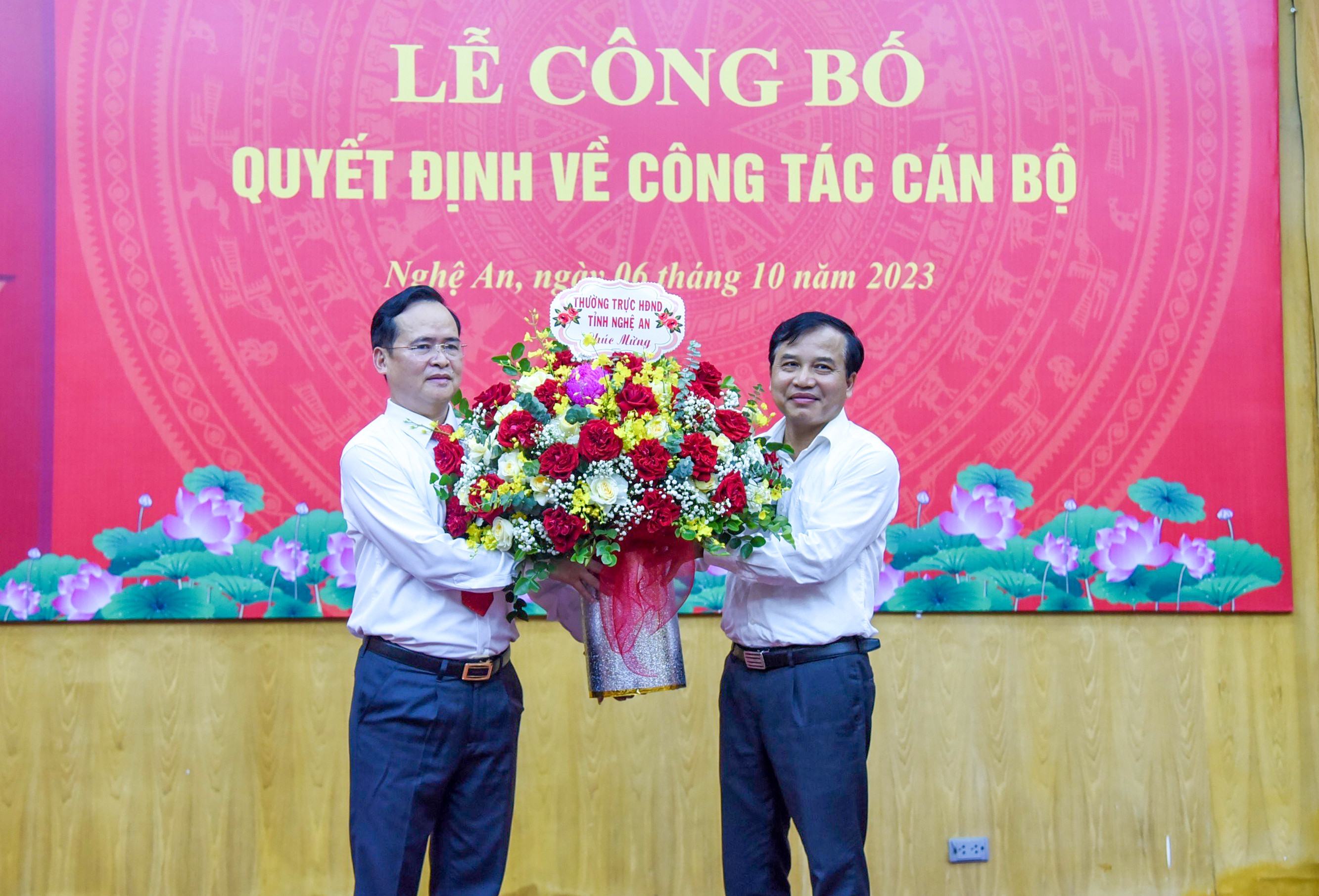 bna_Nguyễn Như Khôi tặng hoa-Thanh L ê.jpg