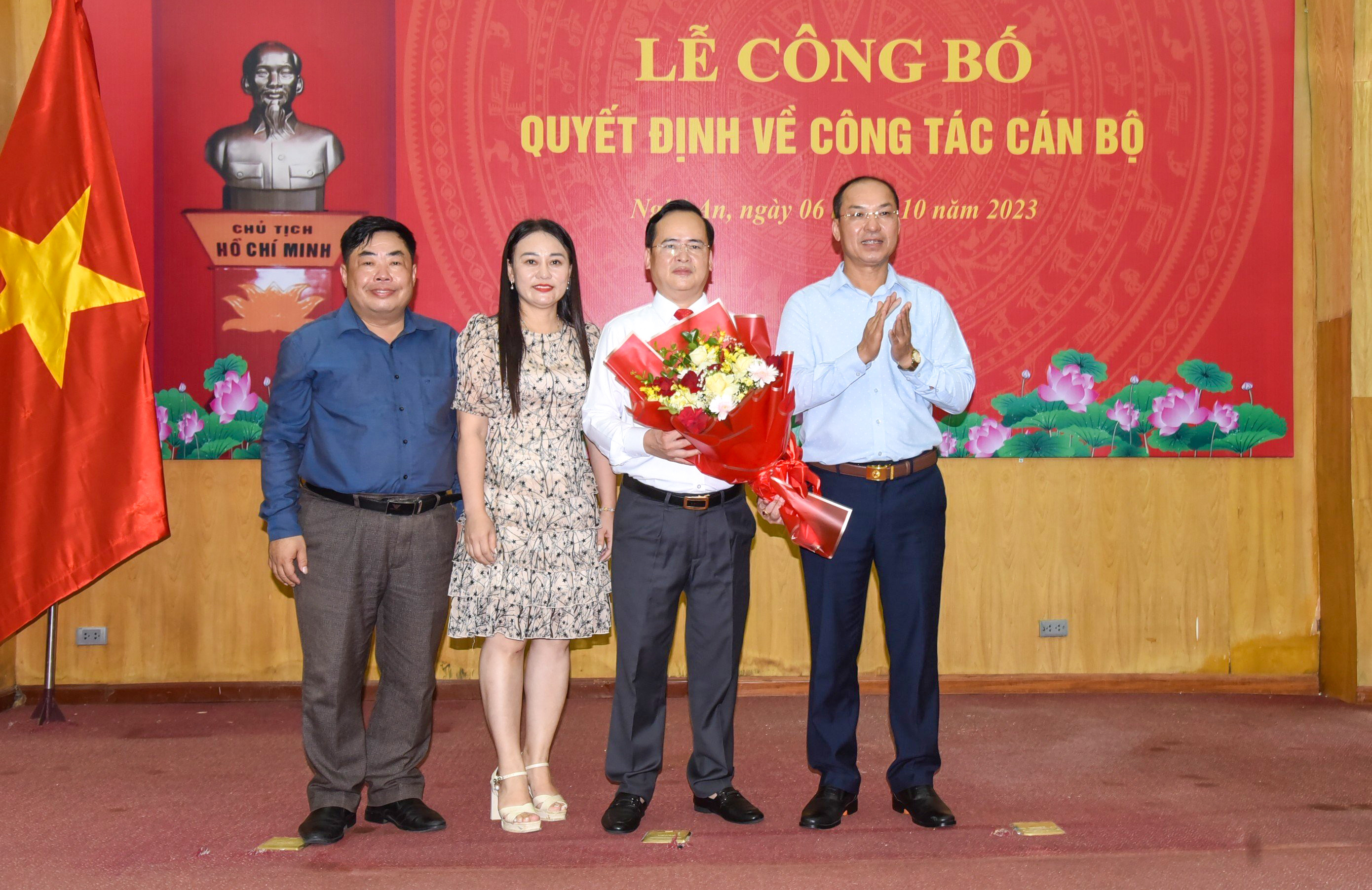 bna_Huyện ủy Kỳ Sơn tặng hoa chúc mừng - Thanh Lê.jpg