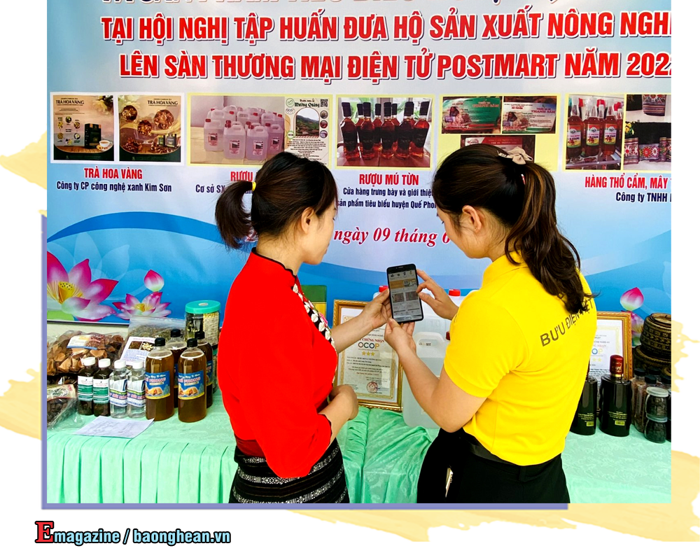 Cán bộ bưu điện hướng dẫn người dân đưa sản phẩm lên sàn. Ảnh: T.P