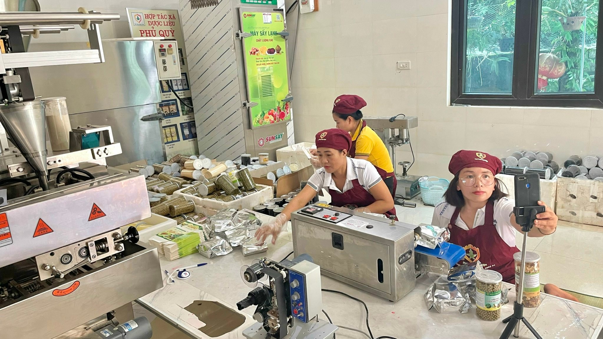 HTX Dược liệu Phủ Quỳ ứng dụng thương mại điện tử đưa sản phẩm OCOP lên sàn. Ảnh: T.P