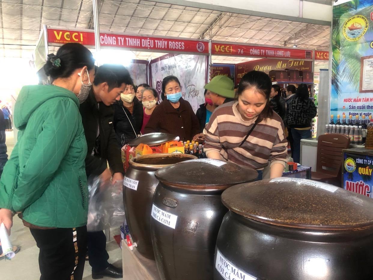 Nước mắm Nghệ An tại các hội chợ triển lãm. Ảnh: Trân Châu