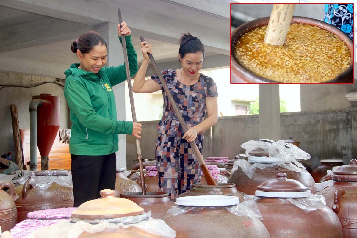 Sản xuất tương Nam Đàn. Ảnh: Quang An