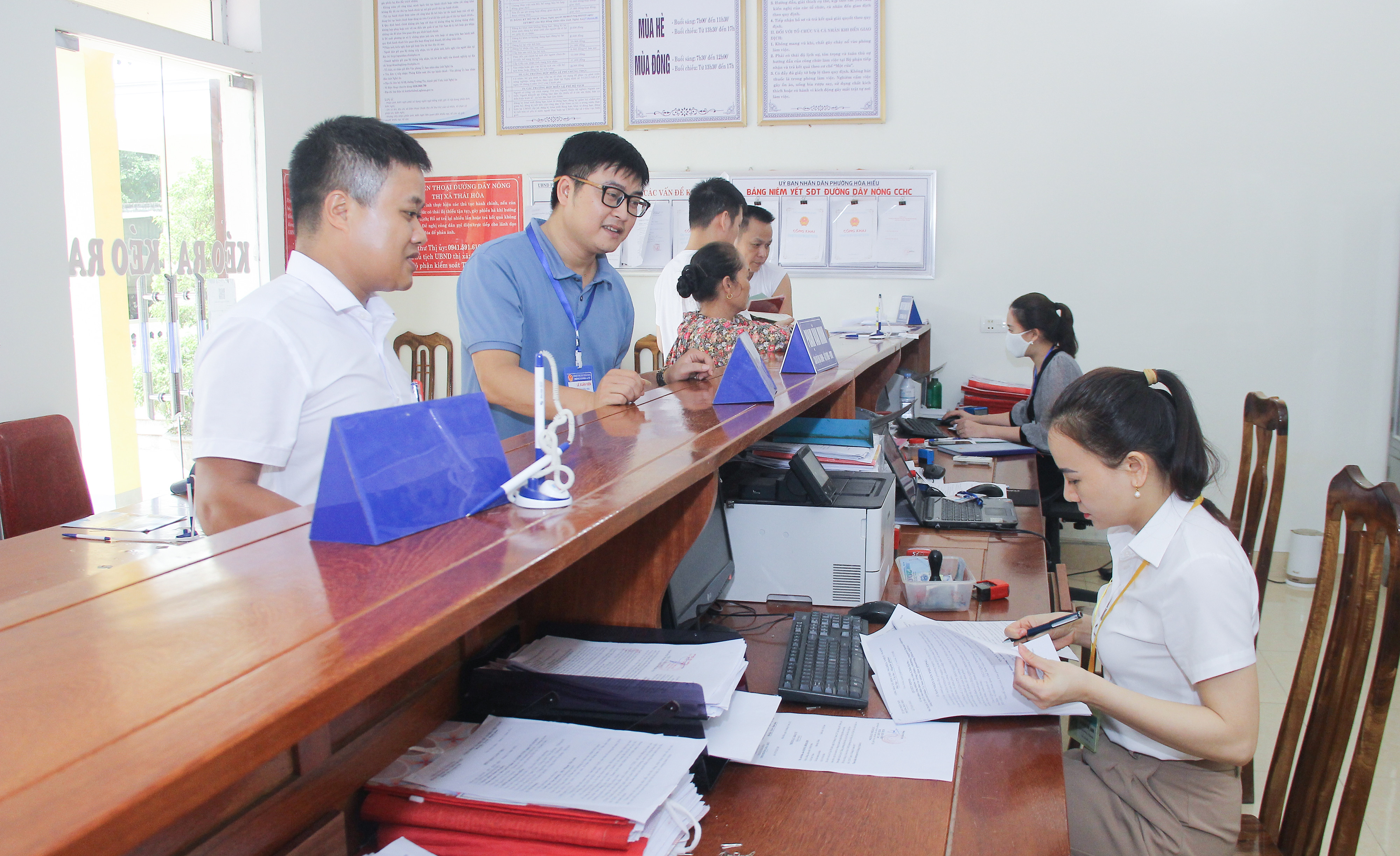 bna_ MH, Công chức phường Hoà Hiếu, thị xã Thái Hoà giải quyết công việc cho người dân tại bộ phận %22một cửa%22. .jpg
