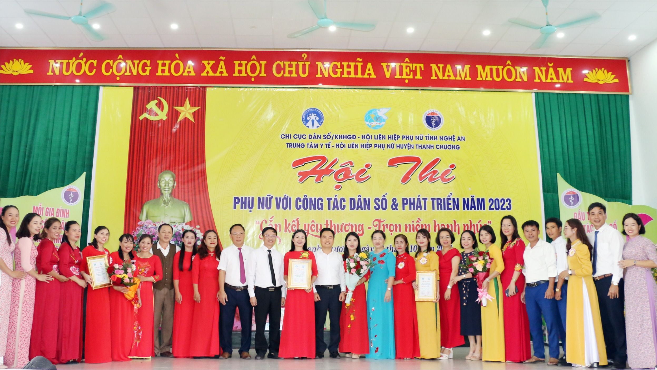 Bna_Ban tổ chức trao giải Nhất cho xã Đồng Văn và đồng giải Nhì cho xã Thanh Hòa và Thanh Thịnh. Ảnh - Mỹ Hà.jpeg