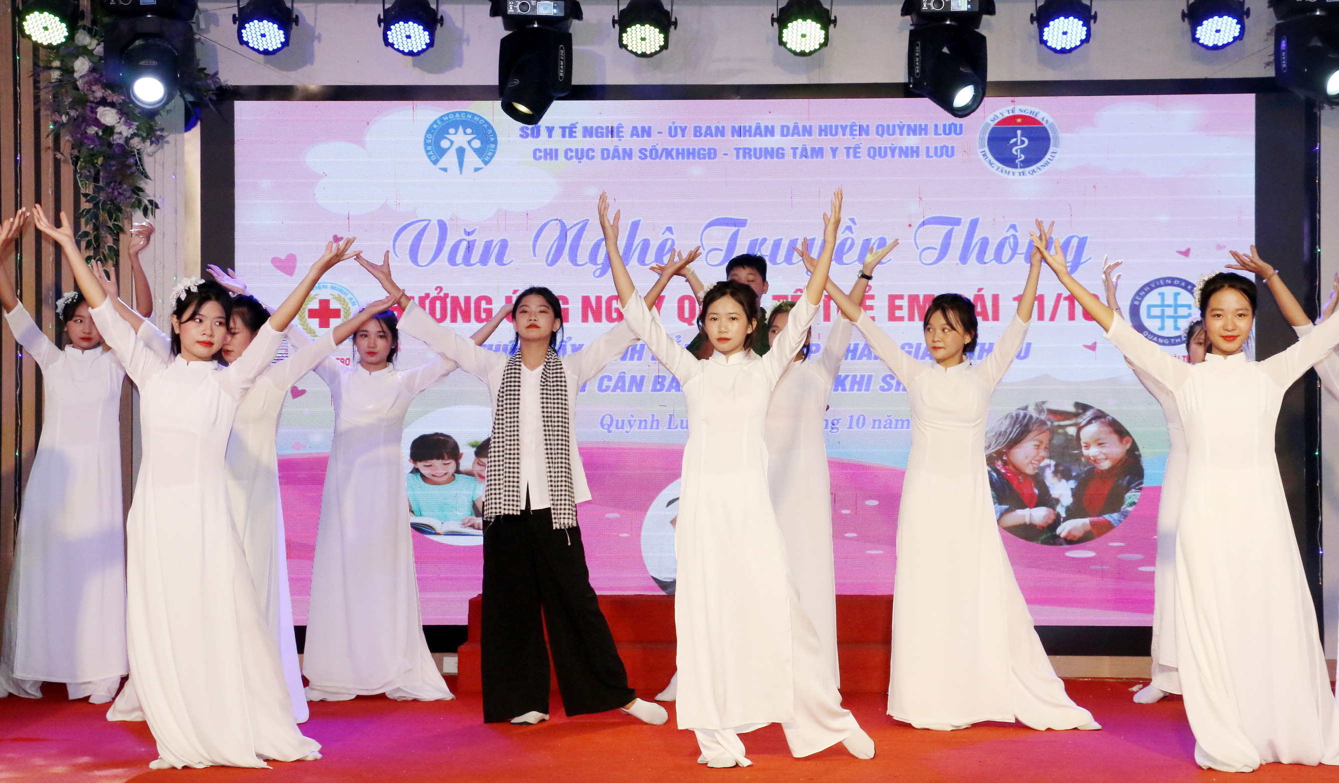 bna_Chương trình văn nghệ hưởng ứng buổi lễ truyền thông của học sinh huyện Quỳnh Lưu. Ảnh -- Mỹ Hà.jpeg