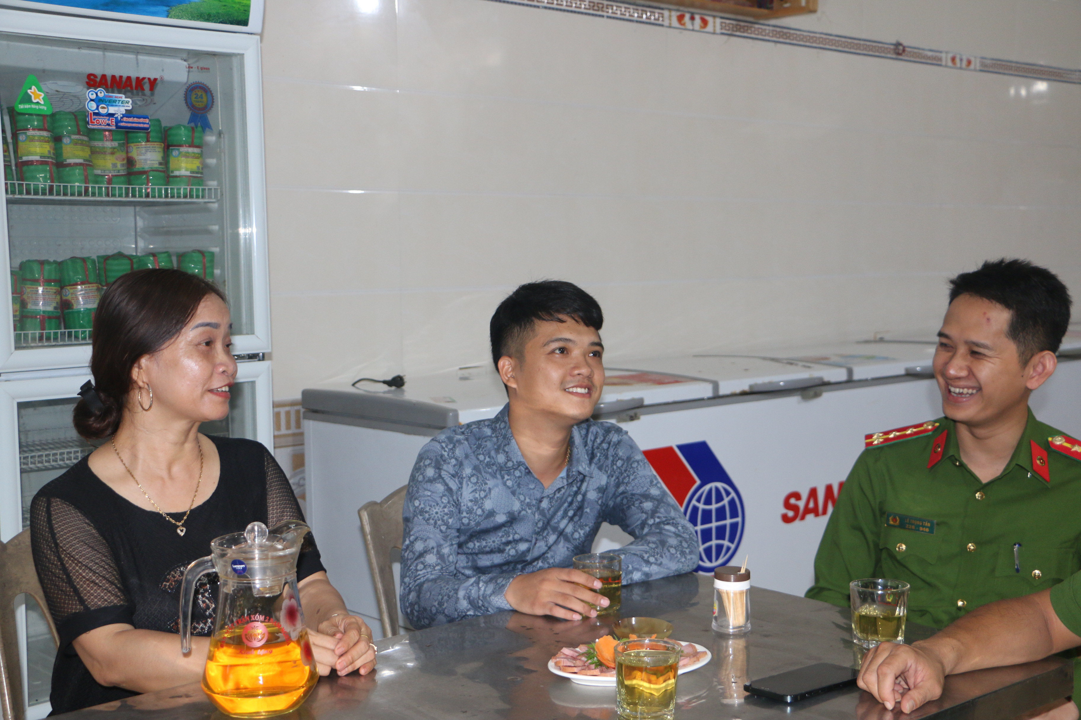 Nguyễn Văn Huy (thứ 2 từ trái sang đang trò chuyện cùng cán bộ phụ trách. Ảnh: An Quỳnh.