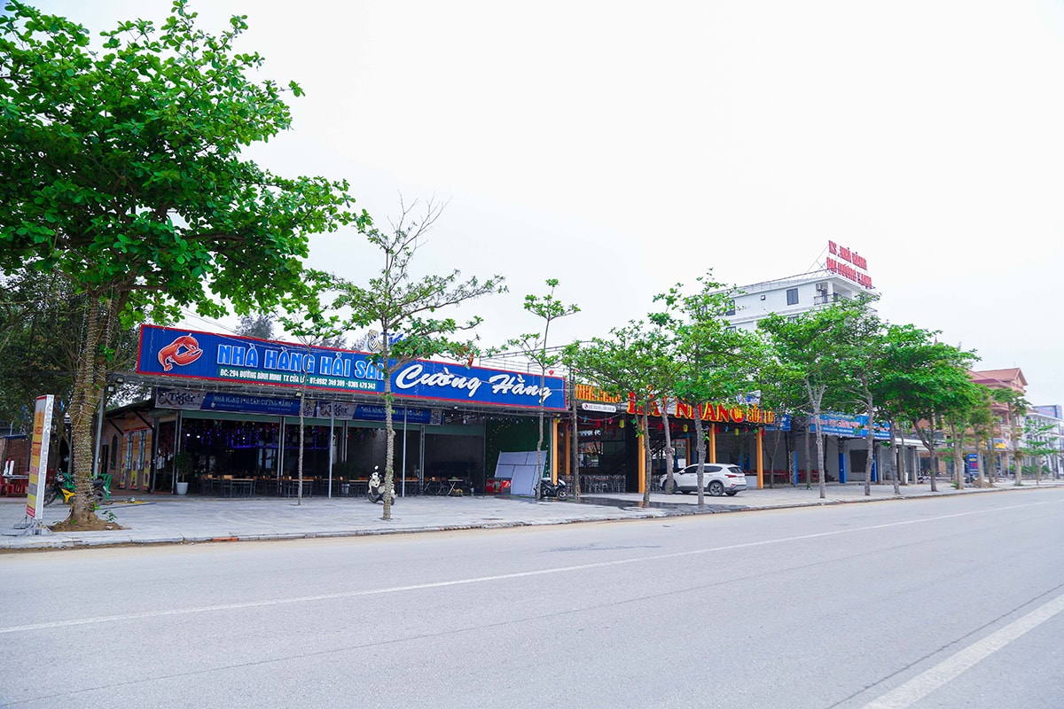 Các nhà hàng, khách sạn bám phía Tây đường Bình Minh được người dân đầu tư bài bản, sang trọng, lịch sự. Ảnh tư liệu: Đình Tuyên