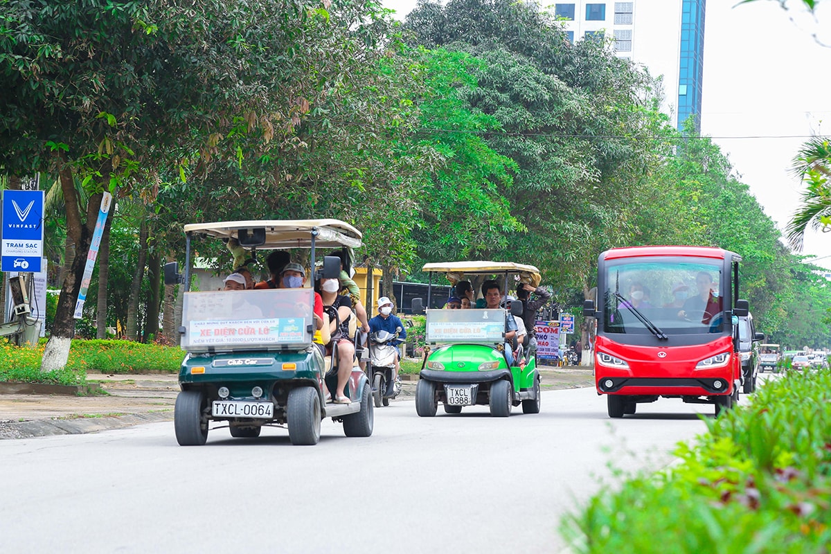 Dịch vụ xe điện phục vụ đưa, đón du khách ở Cửa Lò.