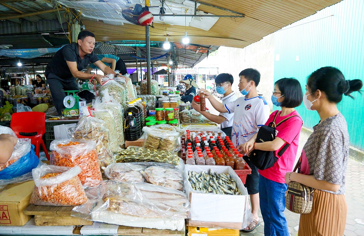 Du khách đến trải nghiệm, mua hàng tại các khu chợ hải sản. Ảnh: Đình Tuyên