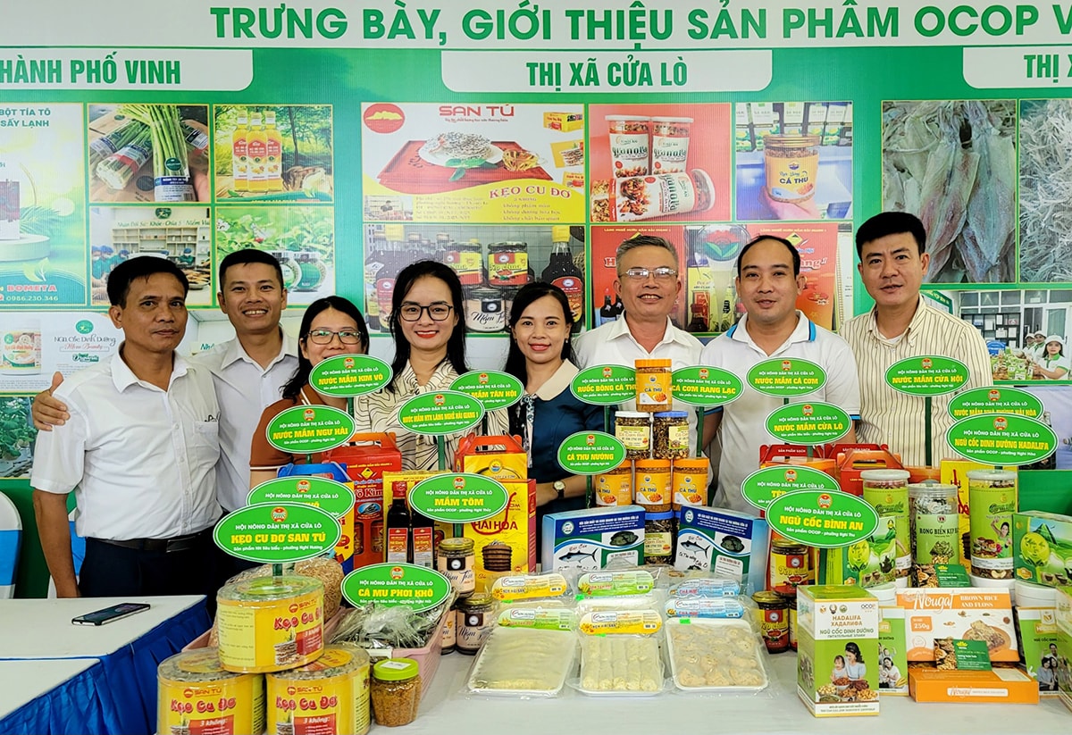 Gian hàng giới thiệu sản phẩm OCOP của người dân phường Nghi Thủy và thị xã Cửa Lò.