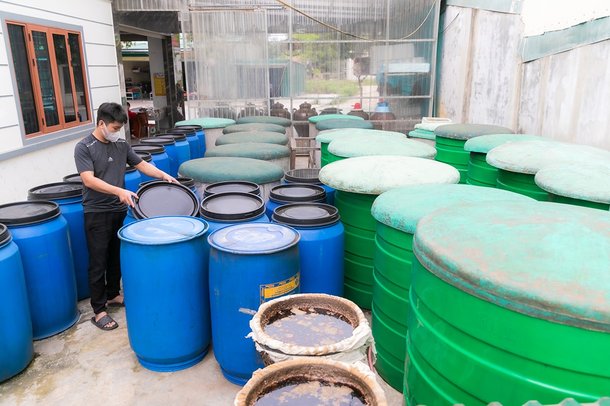 Nghề chế biến nước mắm truyền thống của cư dân làng biển Cửa Lò. Ảnh tư liệu: Đức Anh
