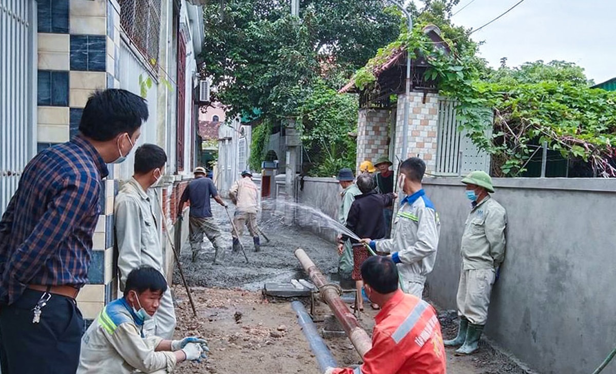 Người dân Cửa Lò tham gia làm đường bê tông. Ảnh tư liệu: Mai Hoa