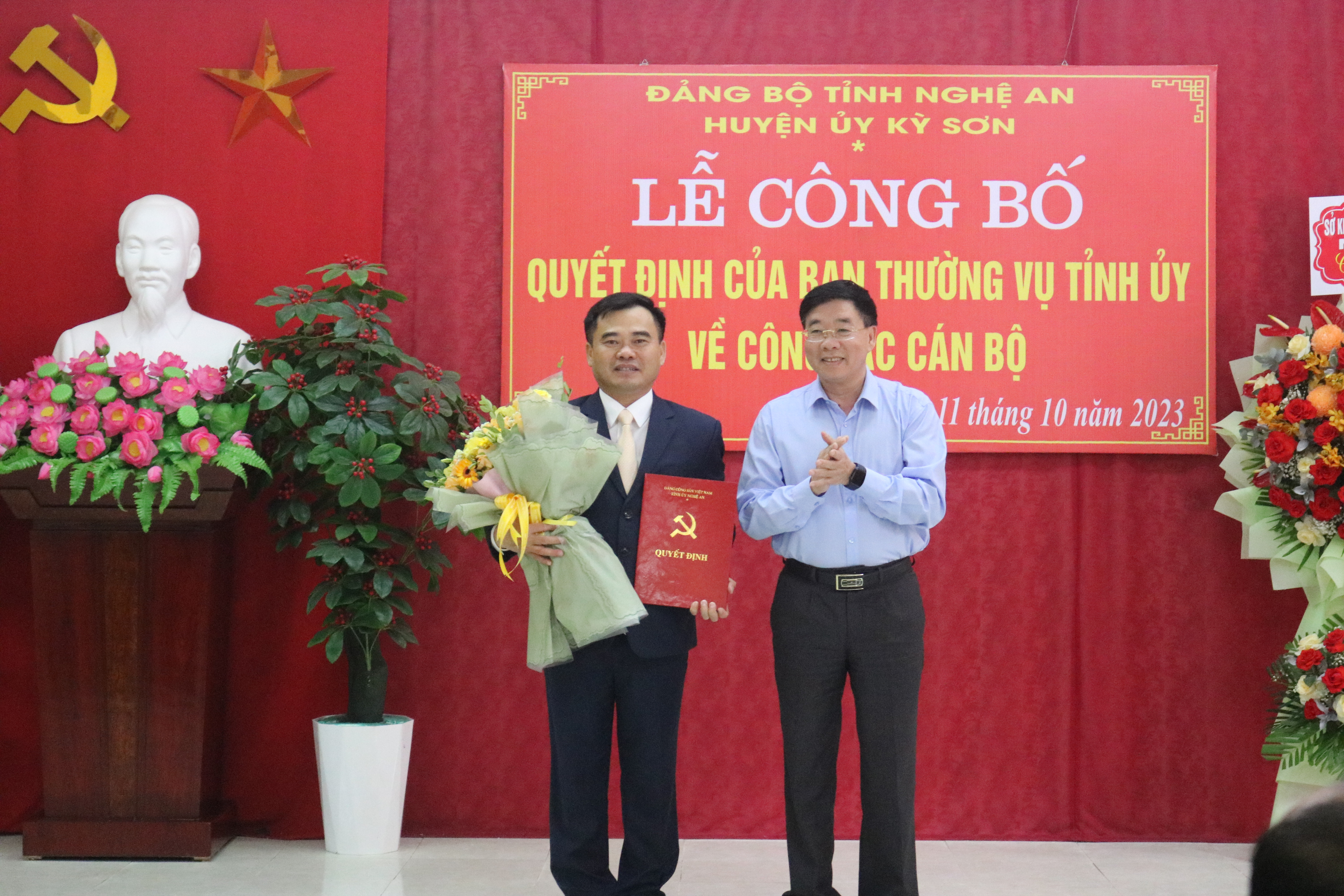 bna-Đồng chí Nguyễn Văn Thông trao quyết định, tặng hoa chúc mừng tân Chủ tịch UBND huyện Kỳ Sơn.JPG