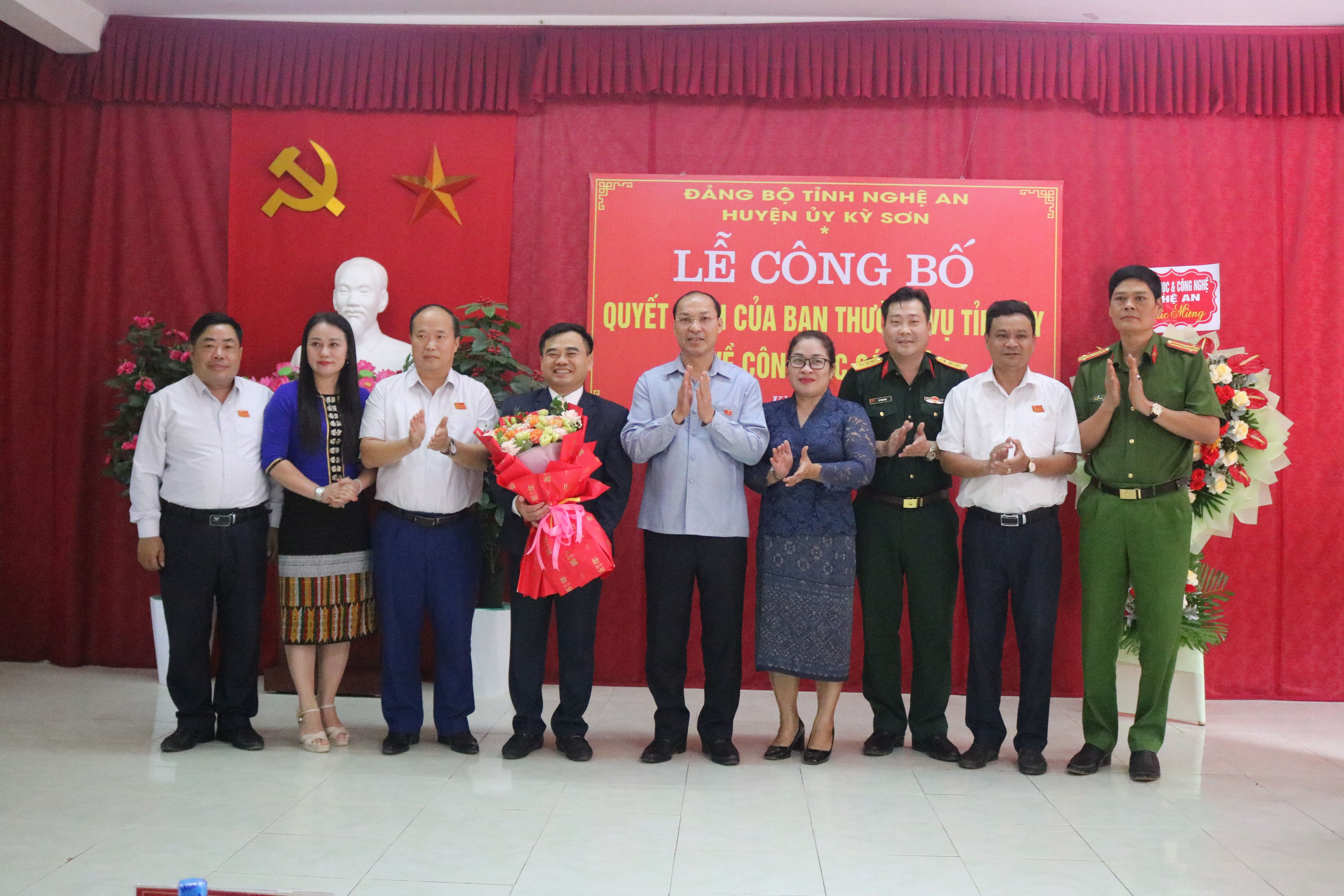 bna-Lãnh đạo huyện Kỳ Sơn chúc mừng đồng chí Nguyễn Viết Hùng.JPG