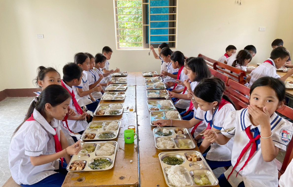 bna_Bữa ăn của học sinh bán trú Trường PT DTBT Tiểu học Tiền Phong 4 (1).jpg