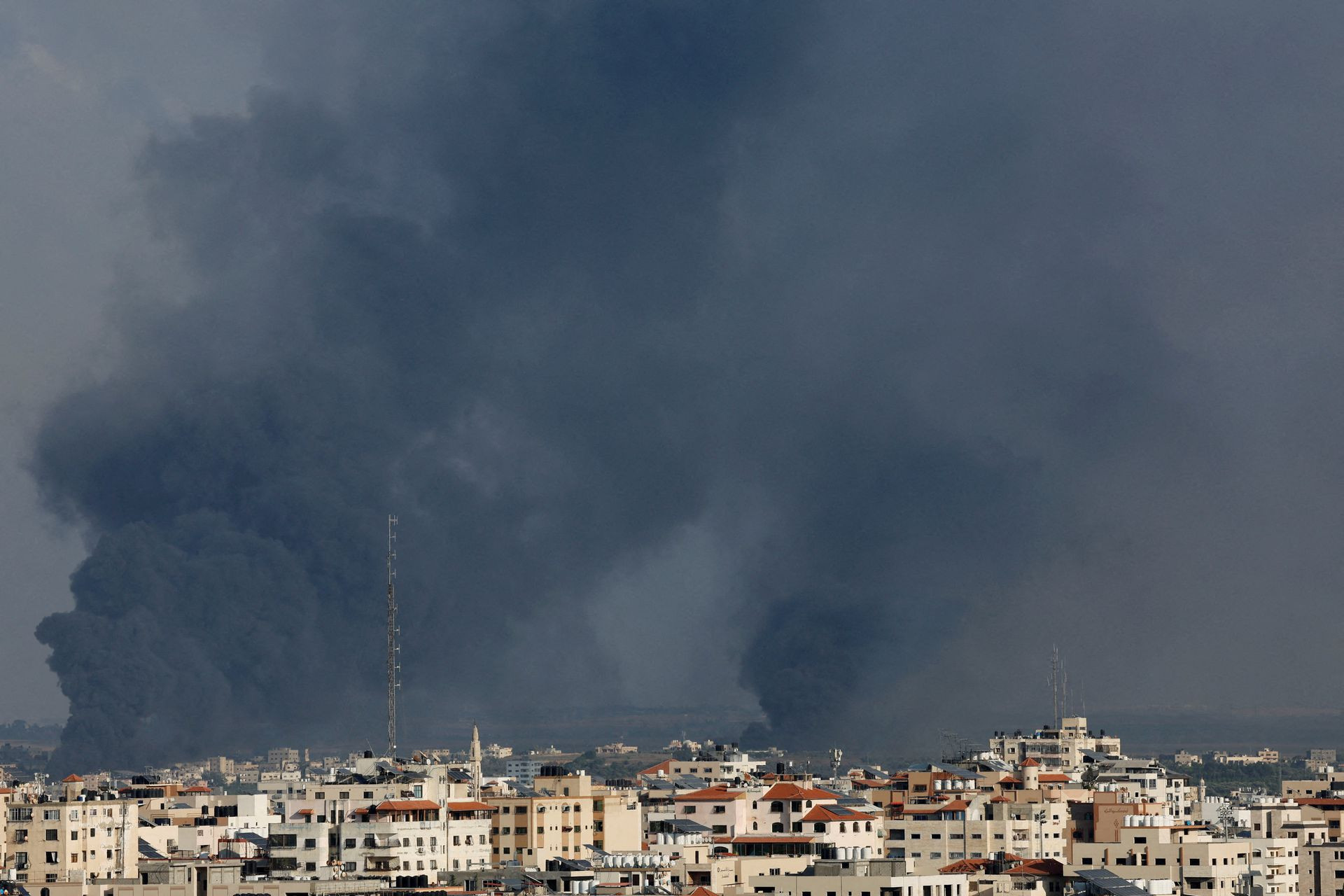 Khói đen bốc lên sau các cuộc tấn công của Israel tại thành phố Gaza hôm 10-10. Ảnh Reuters.jpeg