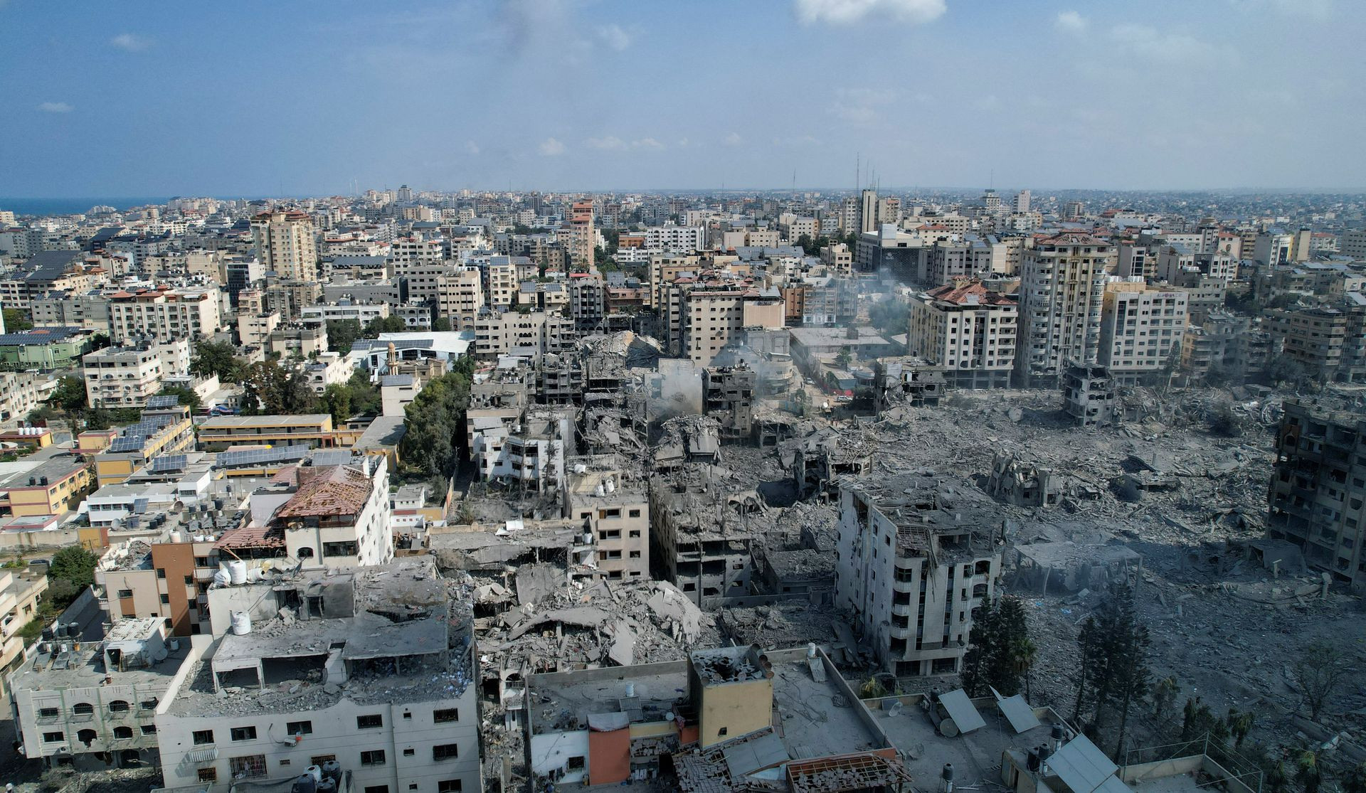 Nhà cửa bị phá huỷ trong các cuộc không kích của Israel tại thành phố Gaza. Ảnh Reuters.jpeg