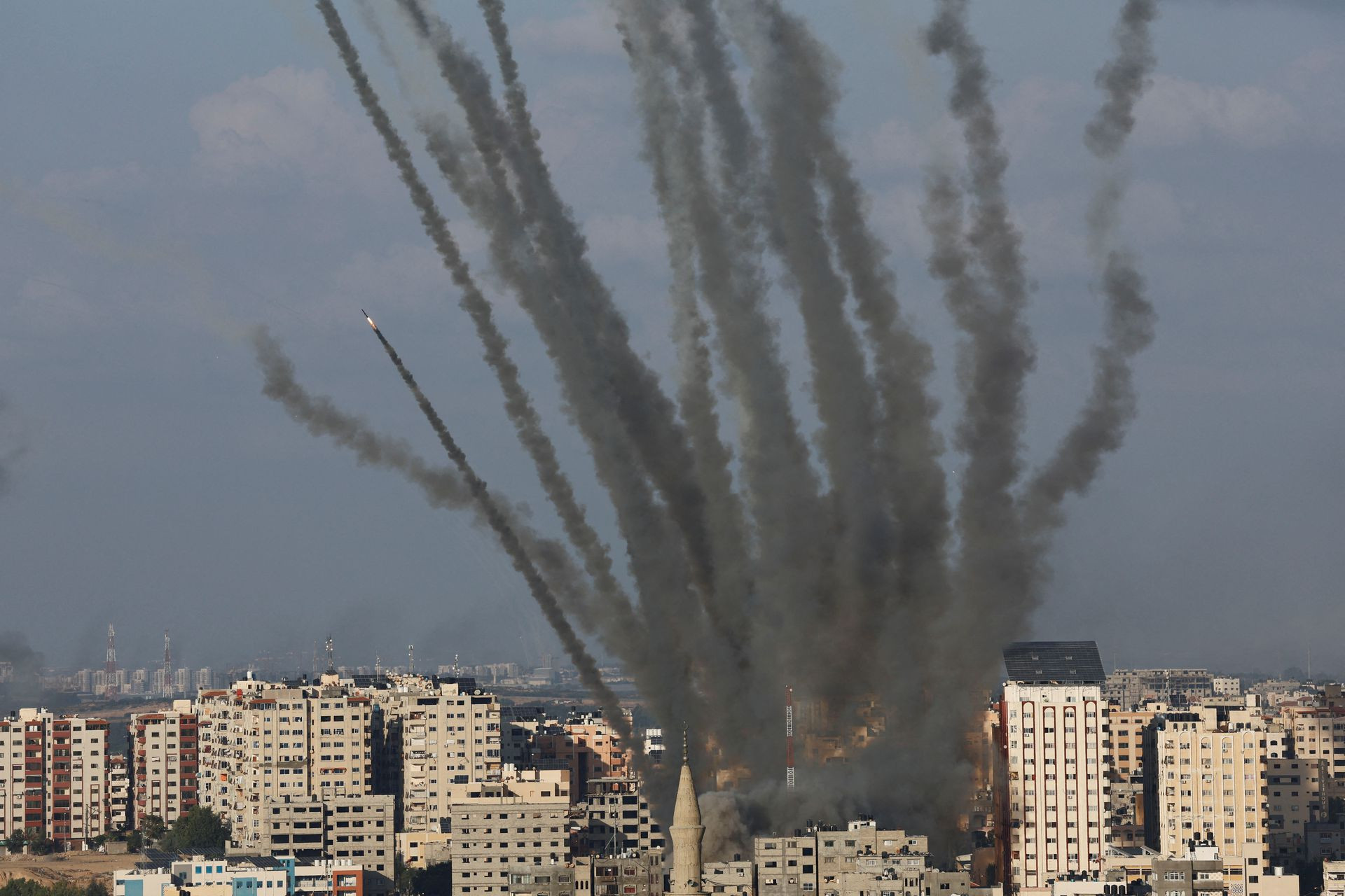 Rocket được phóng từ Gaza hướng về phía Israel hôm 10-10. Ảnh Reuters.jpeg