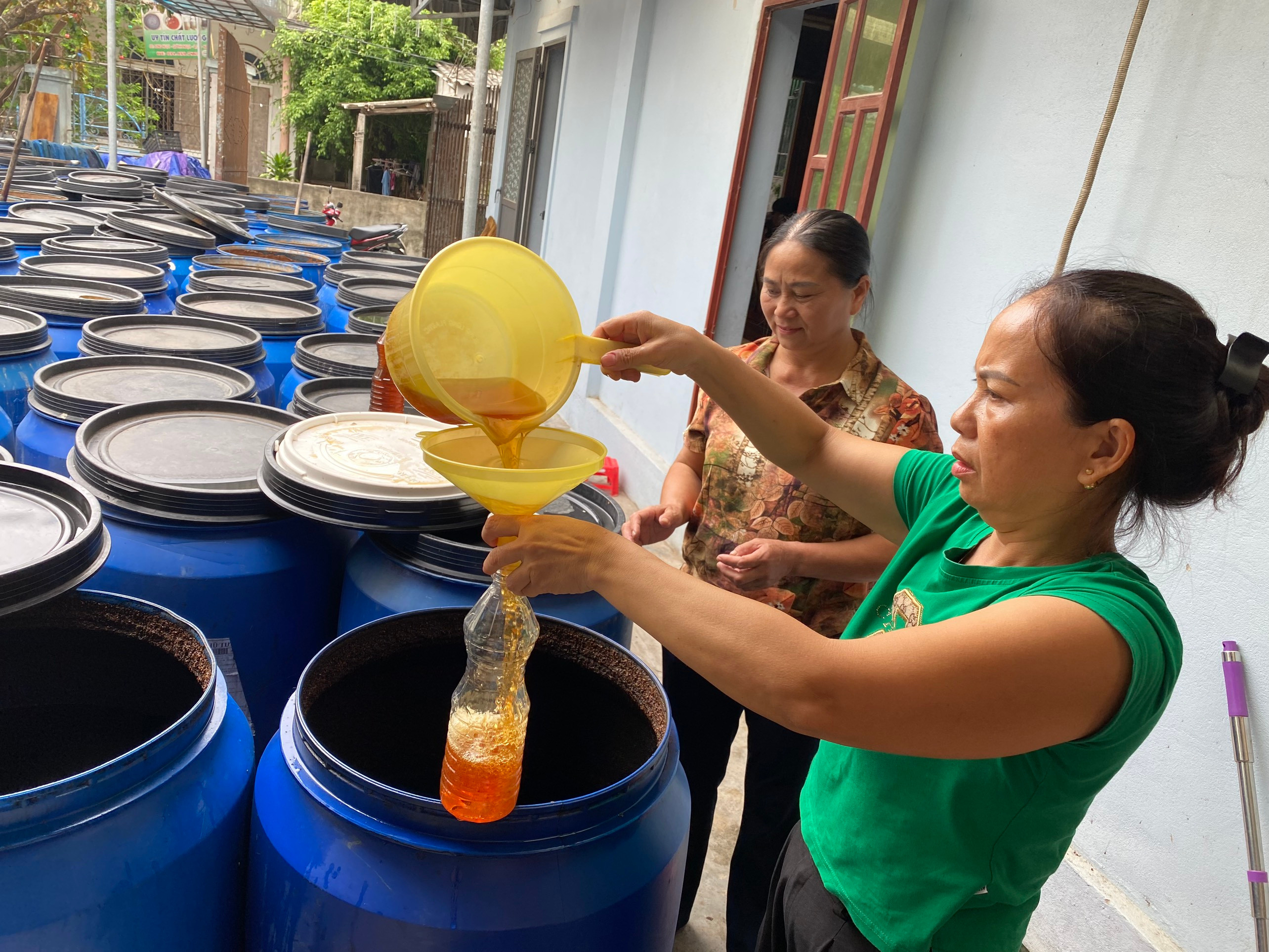 bna_chính.chị Trần Thị Liên ở xóm Song Ngọc vay 70 triệu đồng vốn ngân hàng chính sách phát triển nghề sản xuất nước mắm truyền thống.jpeg