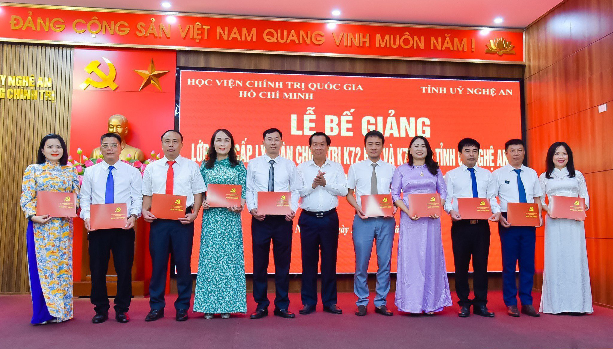 bna_Đồng chí Lê Đức Cường - Trưởng ban Tổ chức Tỉnh ủy trao bằng tốt nghiệp cao cấp lý luận chính trị cho các học viên.jpg