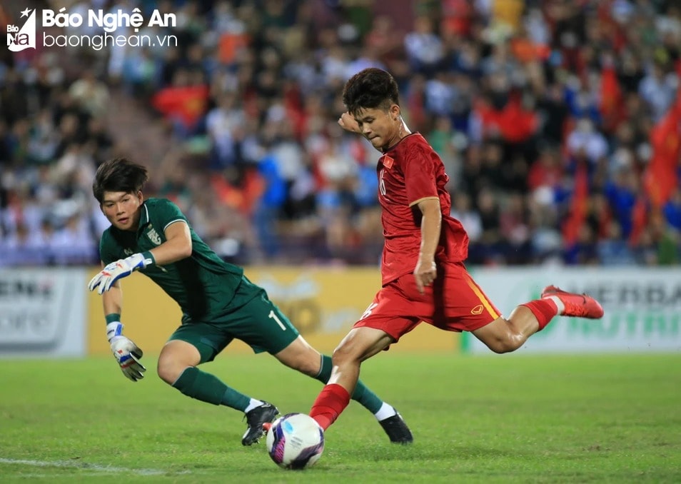 Lê Đình Long Vũ trong trận đấu gặp Thái Lan tại Vòng loại Giải U17 châu Á 2023. Ảnh Như Đạt.jpg