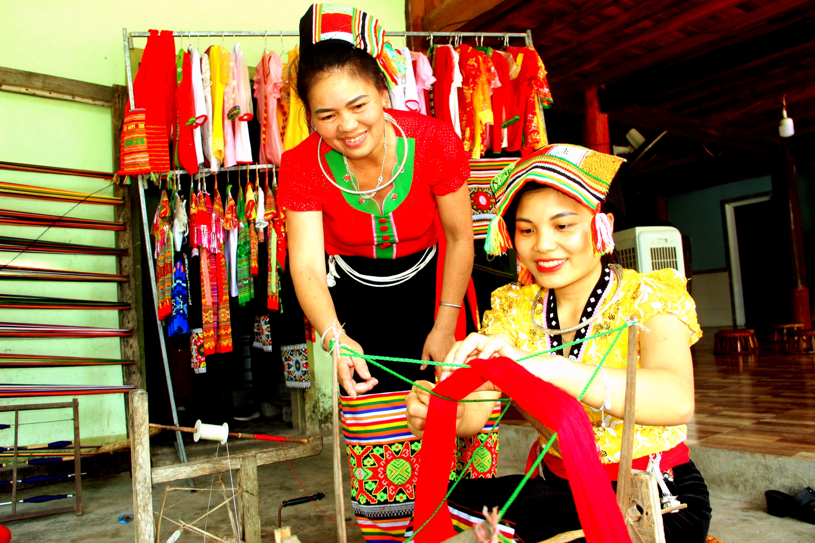 bna_Nghề dệt thổ cẩm là một trong những hoạt động nhằm thu hút khách du lịch lên miền Tây xứ Nghệ(1).jpg
