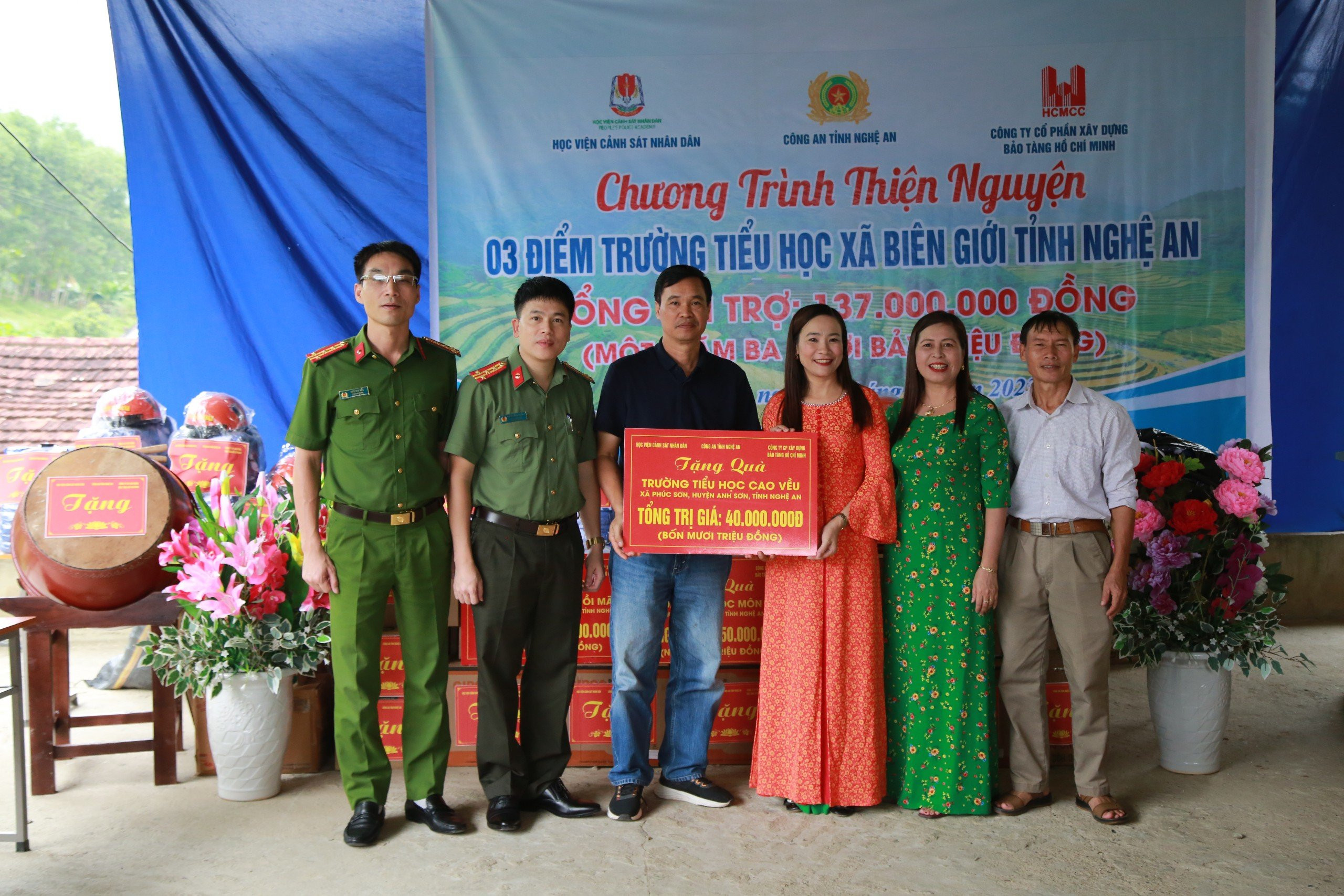 bna_Trao quà tặng nhà trường và các em học sinh 03 trường tiểu học vùng biên giới Việt – Lào.jpg