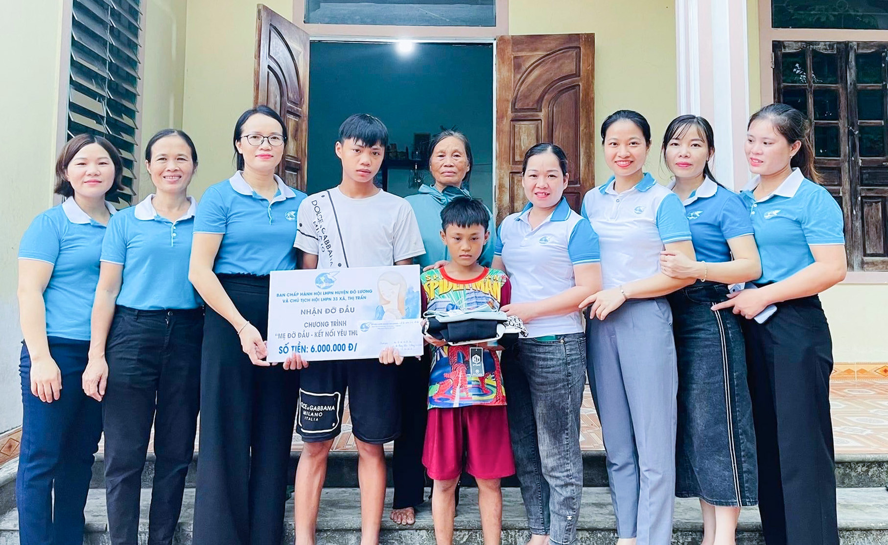 bna_ Hội LHPN huyện Đô Lương trao tiền hỗ trợ đầu năm học cho trẻ được nhận đỡ đầu;.jpg