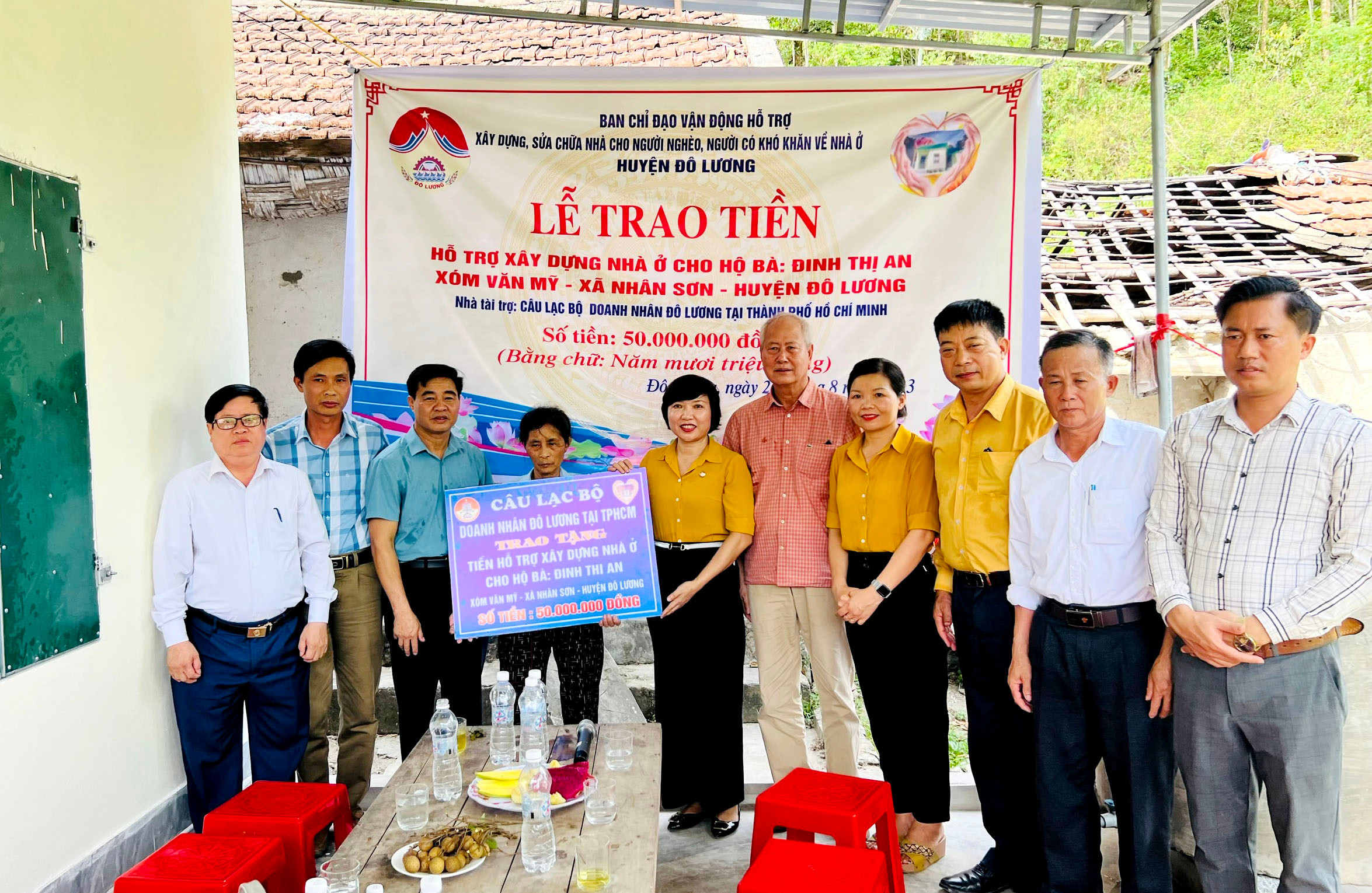 bna_Trao tiền hỗ trợ xây nhà cho gia đình bà Đinh Thị An, xã Nhân Sơn.jpg
