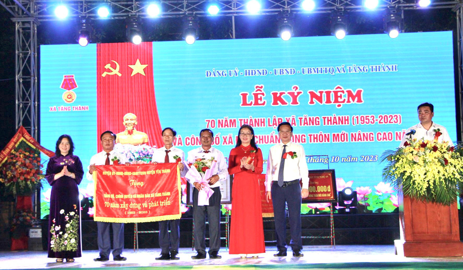 A 10 Lãnh đạo huyện Yên Thành trao tặng xã Bức trướng “Đảng bộ, Chính quyền, Nhân dân xã Tăng Thành 70 năm xây dựng và phát triển (1953-2023.jpg