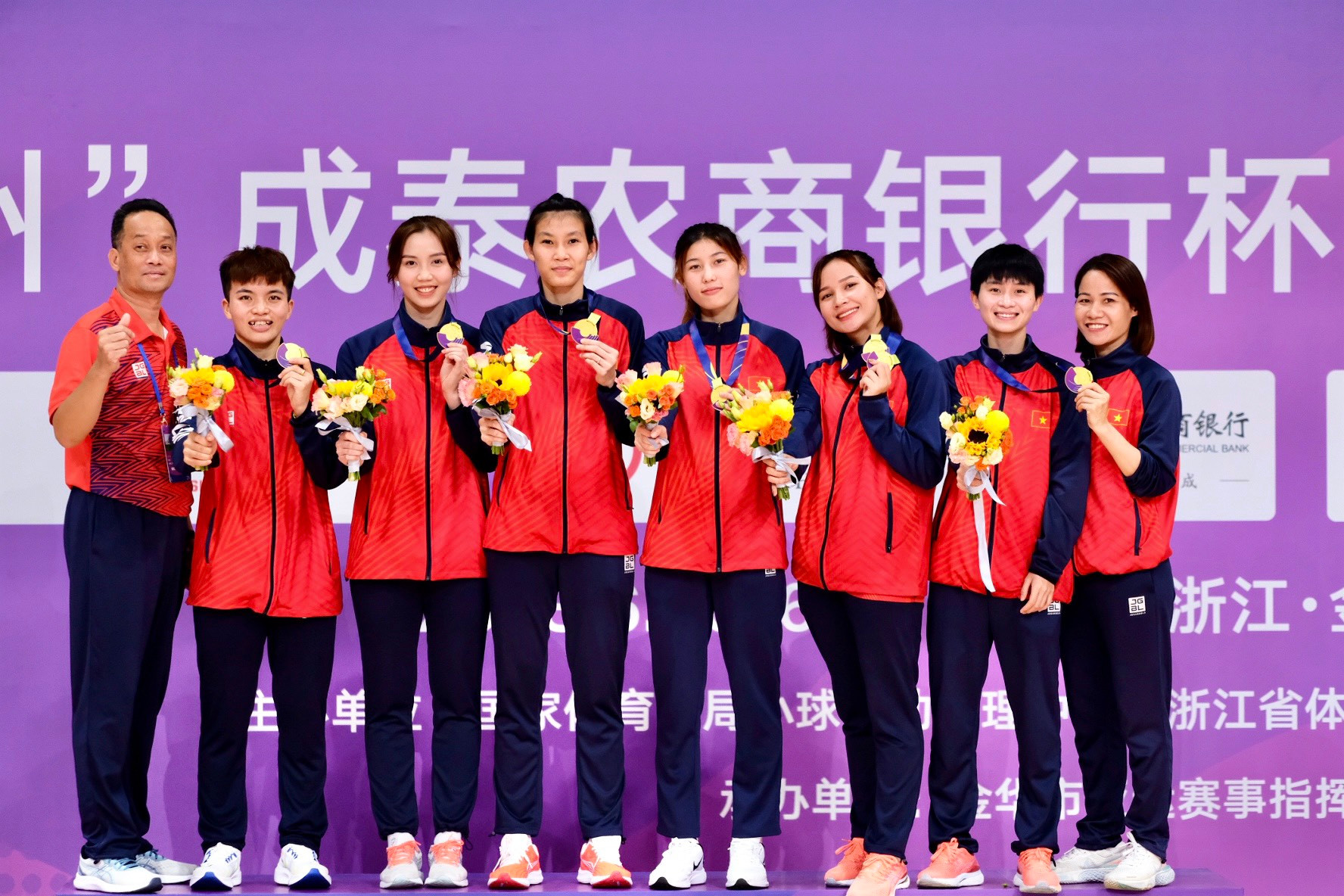 bna_Nguyễn Thị My (ngoài cùng bên trái) và Ngô Thị Ngọc Quỳnh  cùng các đồng đội tại Đội tuyển Việt Nam vô địch.jpg