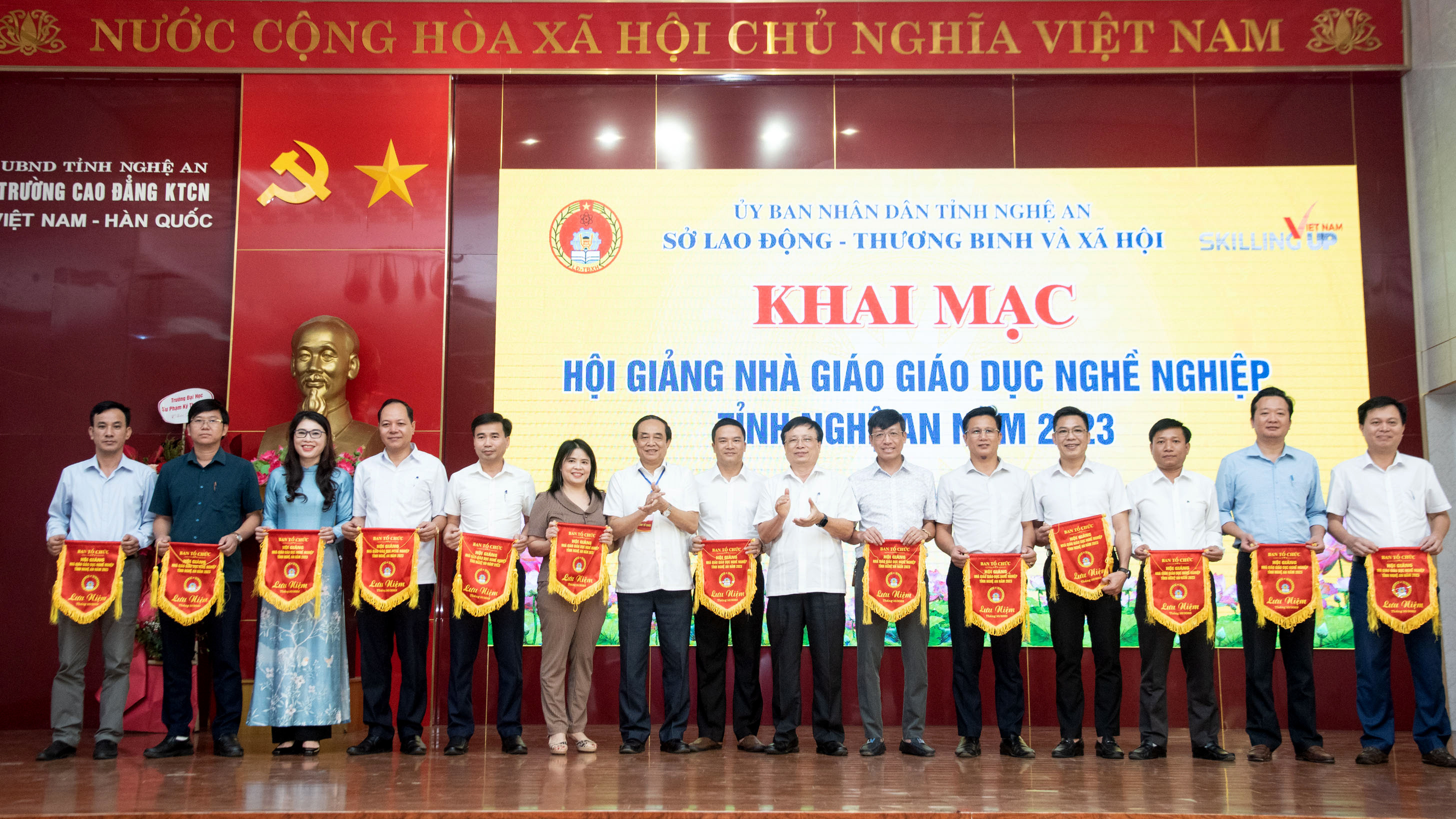 Lãnh đạo Ủy ban nhân dân tỉnh, Sở LĐTBXH tặng cờ lưu niệm cho các đơn vị giáo dục nghề nghiệp.jpg