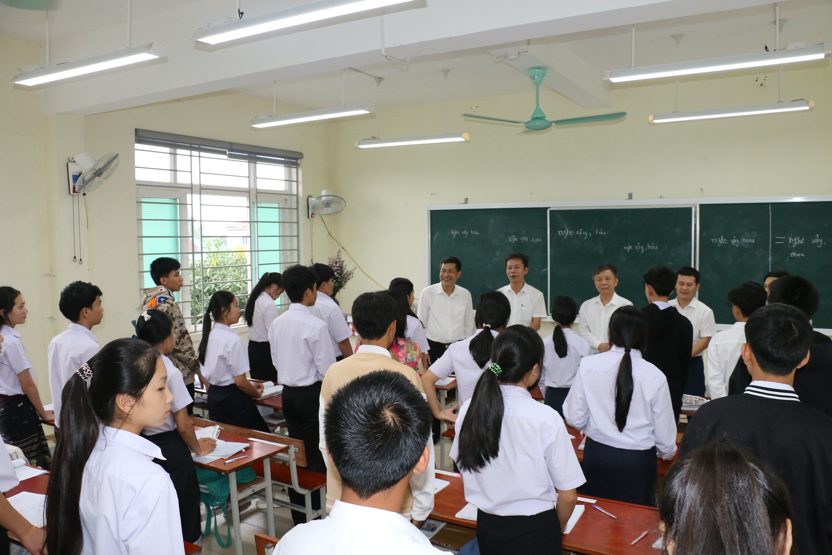 bna_Giám đốc Sở Giáo dục và Đào tạo trò chuyện với các lưu học sinh Lào.JPG