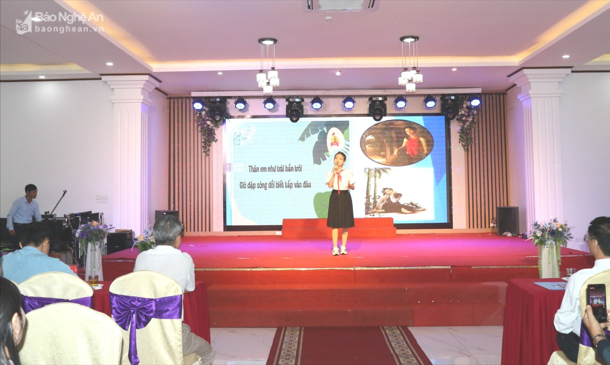 Học sinh huyện Quỳnh Lưu tham gia thuyết trình tại buổi truyền thông về Ngày quốc tế trẻ em gái.jpg