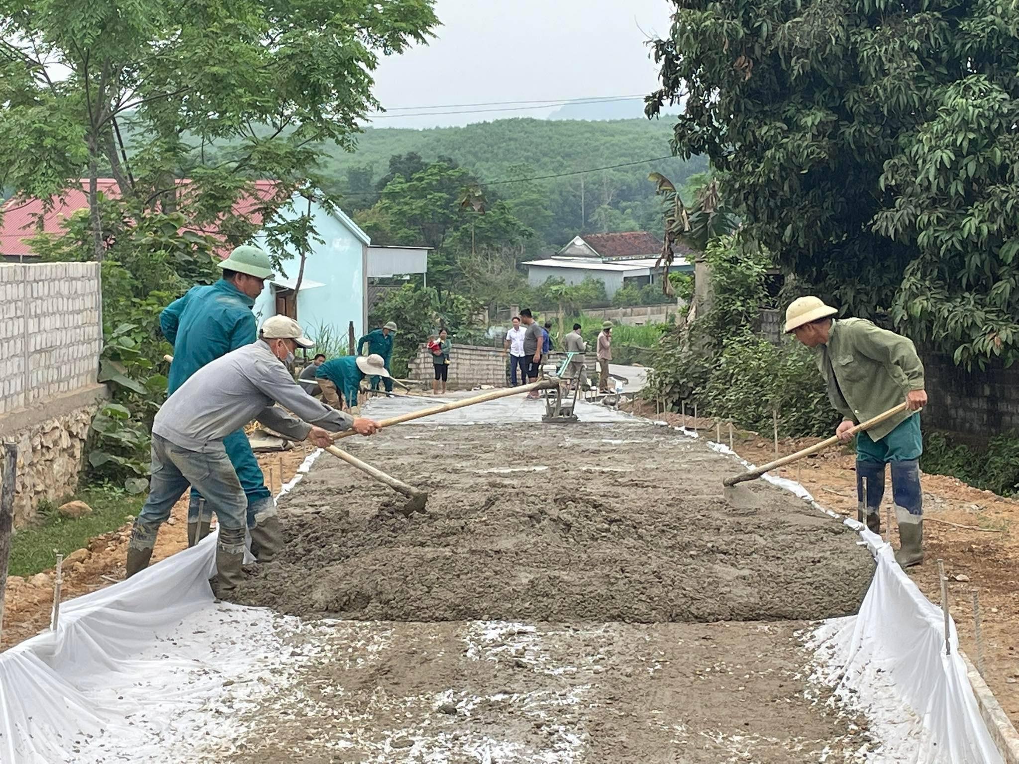 bna_Bà con nhân dân xã Nghĩa Mai đóng góp tiền, hiến đất làm đường, xây dựng NTM.jpg