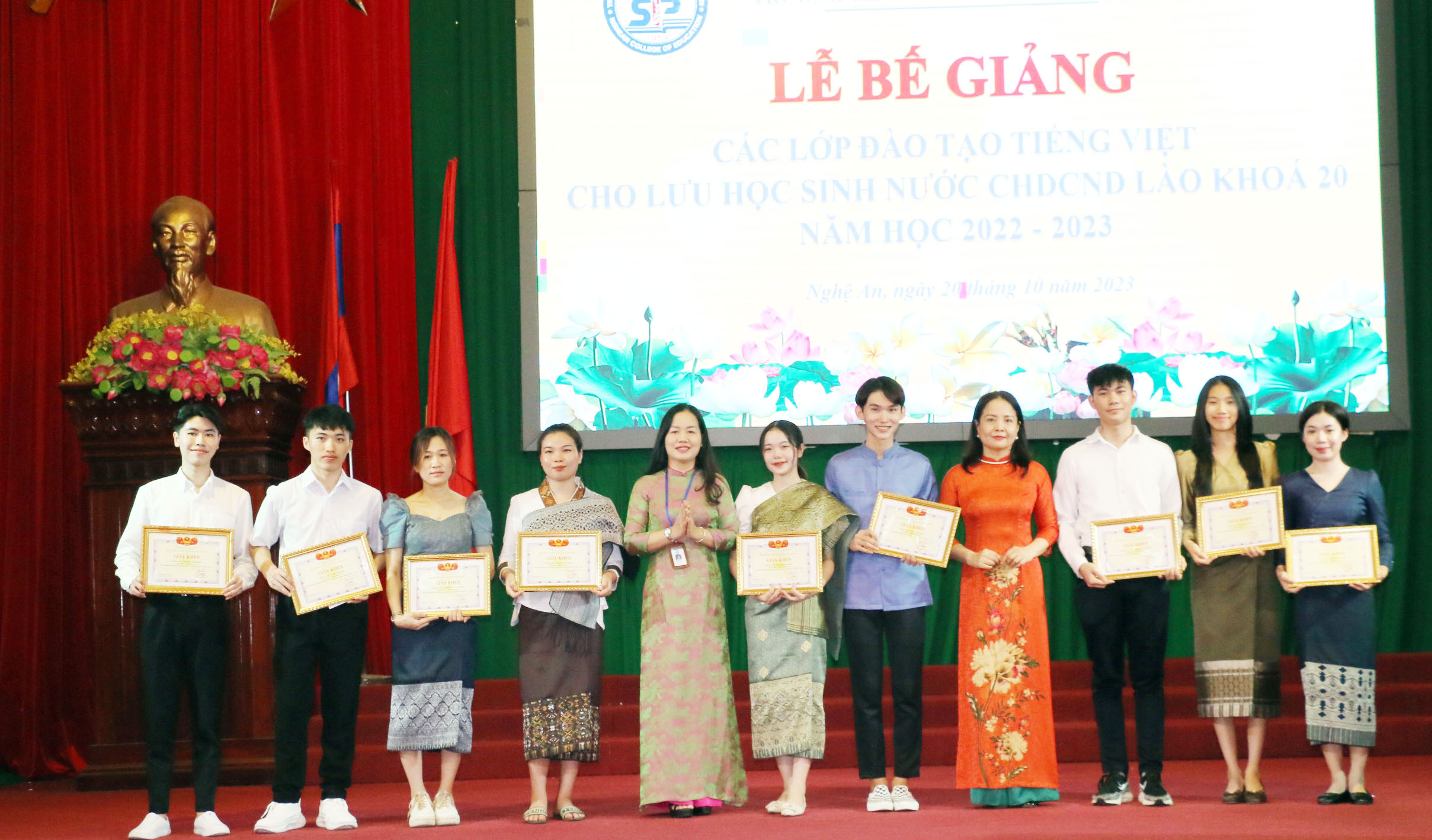 bna_Lãnh đạo nhà trường trao giấy chứng nhận tốt nghiệp cho các lưu học sinh Lào. Ảnh- Mỹ Hà.jpeg