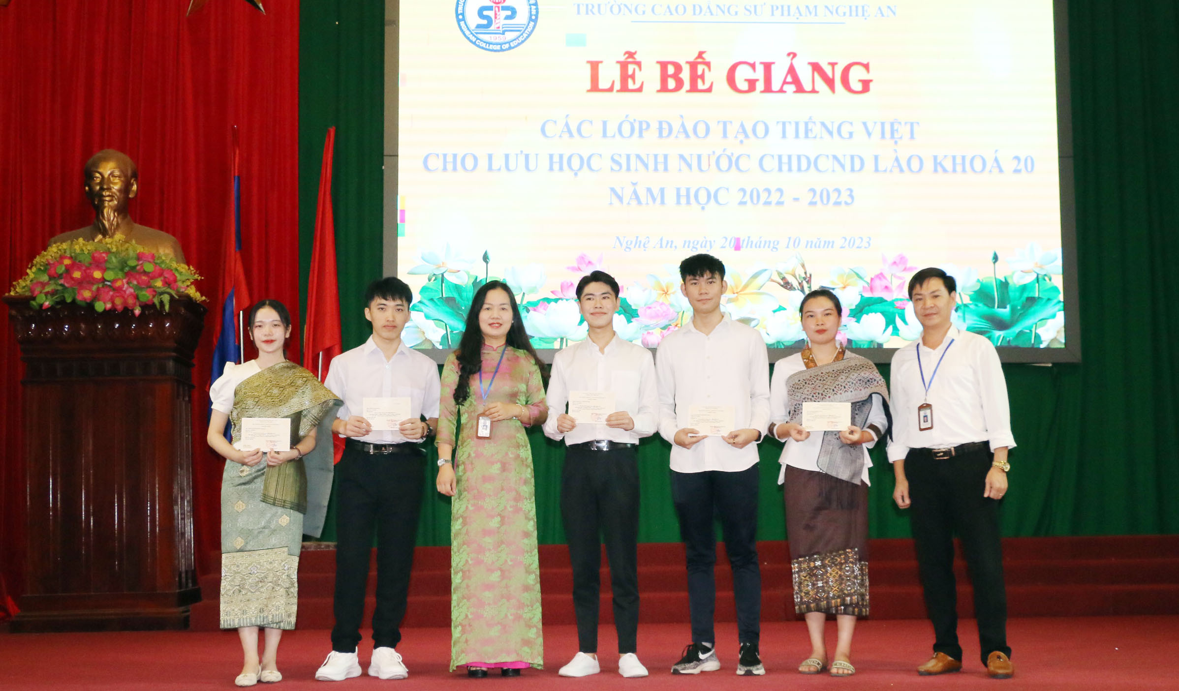 bna__Tiến sỹ Đàm Thị Ngọc Ngà - Phó Hiệu trưởng nhà trường khen thưởng cho các lưu học sinh xuất sắc nhất khóa học. Ảnh- Mỹ Hà.jpeg