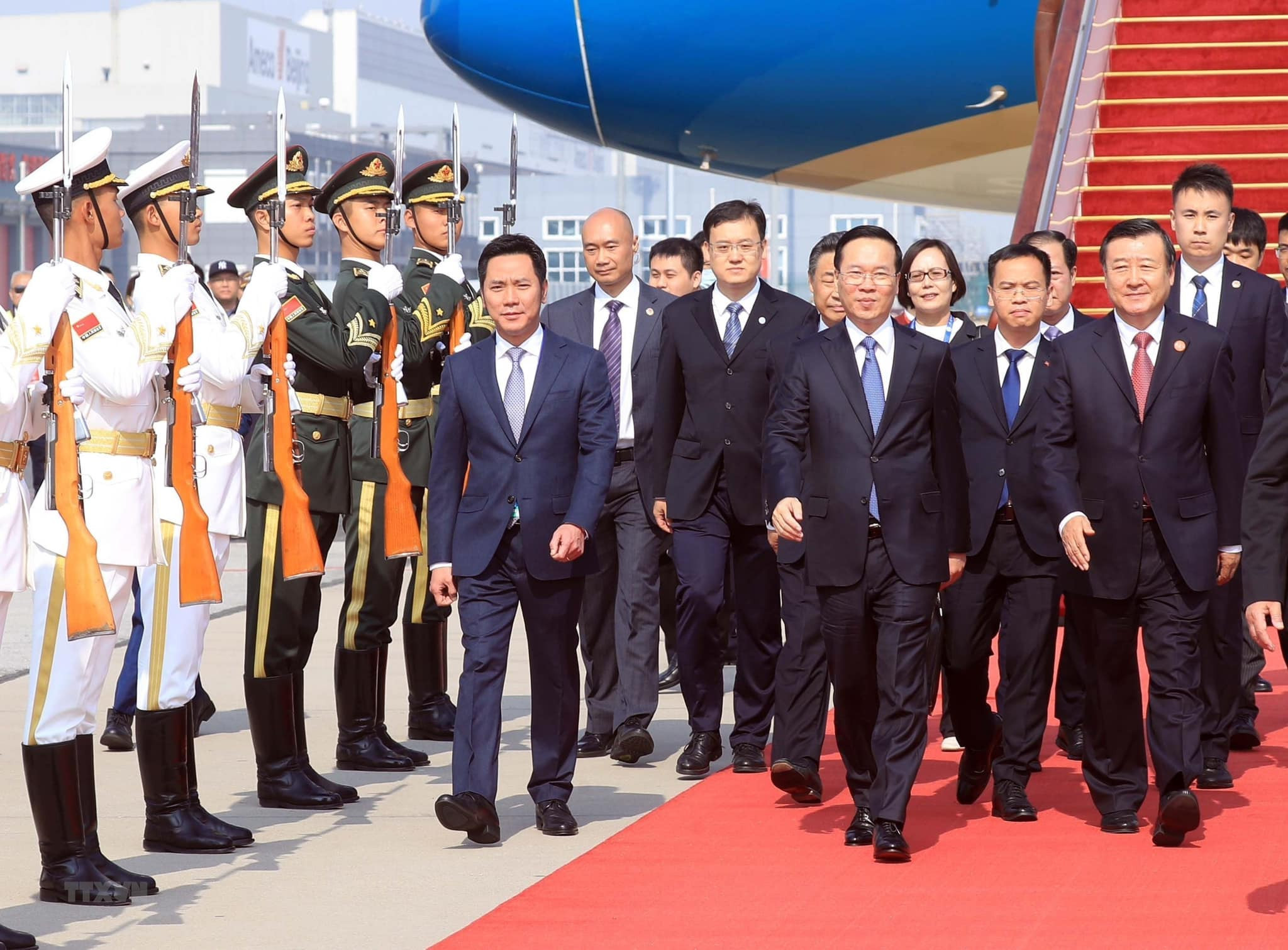 Chủ tịch nước Võ Văn Thưởng đến Bắc Kinh, Trung Quốc. Ảnh- TTXVN.jpeg