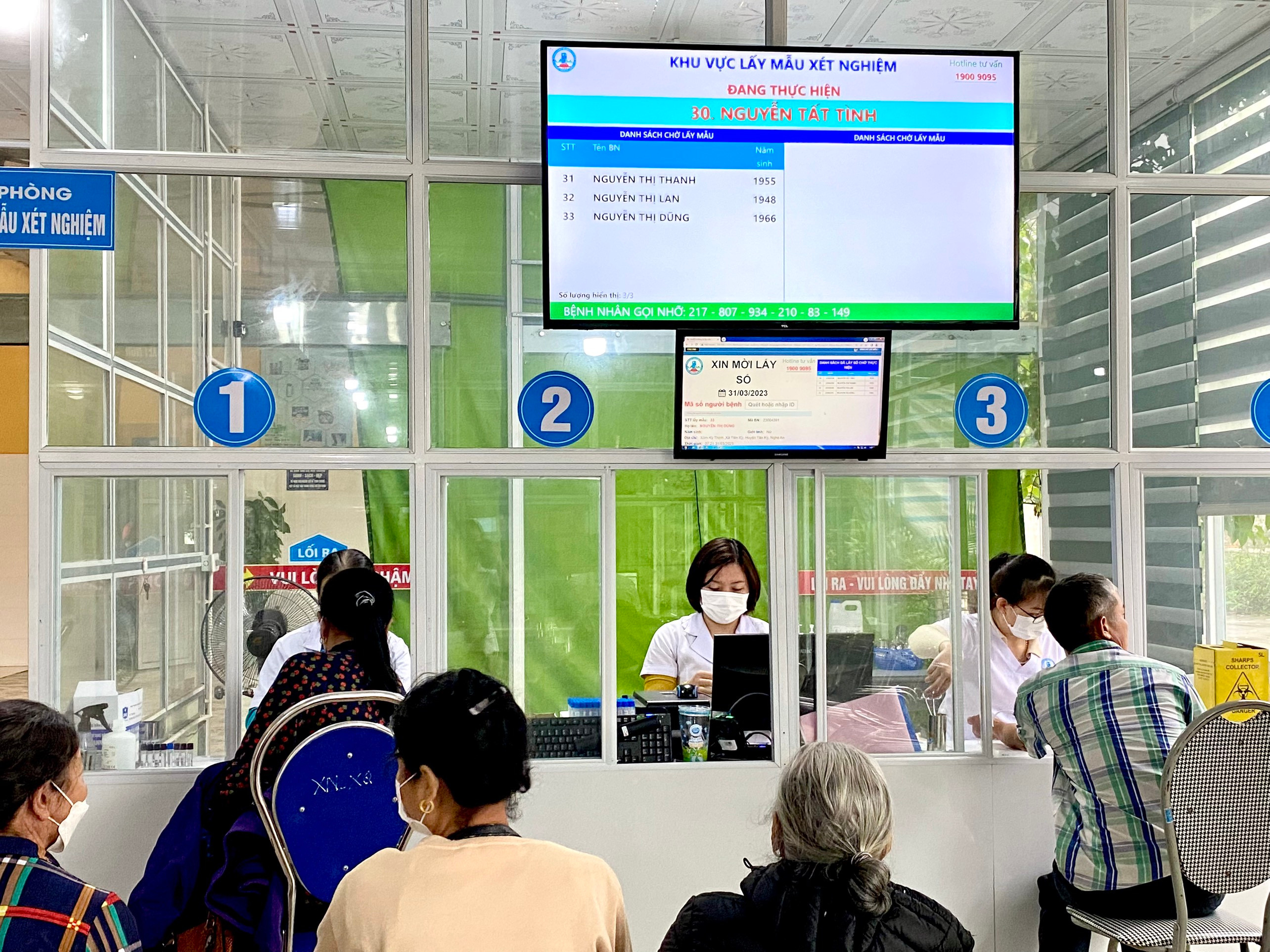 Hệ thống lấy số tự động tại Trung tâm Y tế huyện Tân Kỳ giúp giảm thời gian chờ đợi của bệnh nhân. Ảnh Hương Trà.jpg