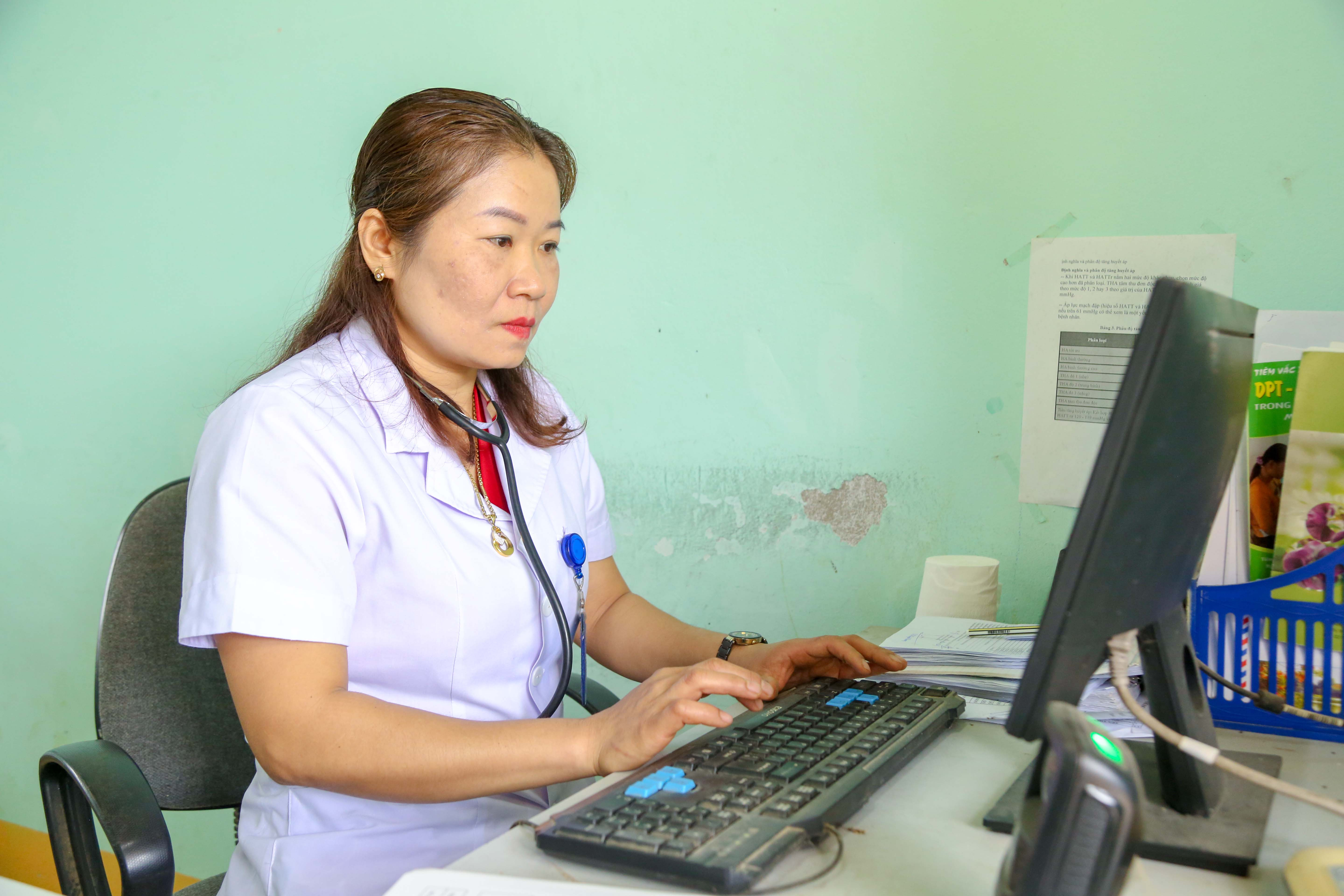 Nữ bác sĩ Trạm trưởng Trạm Y tế xã Châu Thuận luôn nêu cao tinh thần học tập để thực hiện tốt nhiệm vụ chuyên môn.JPG
