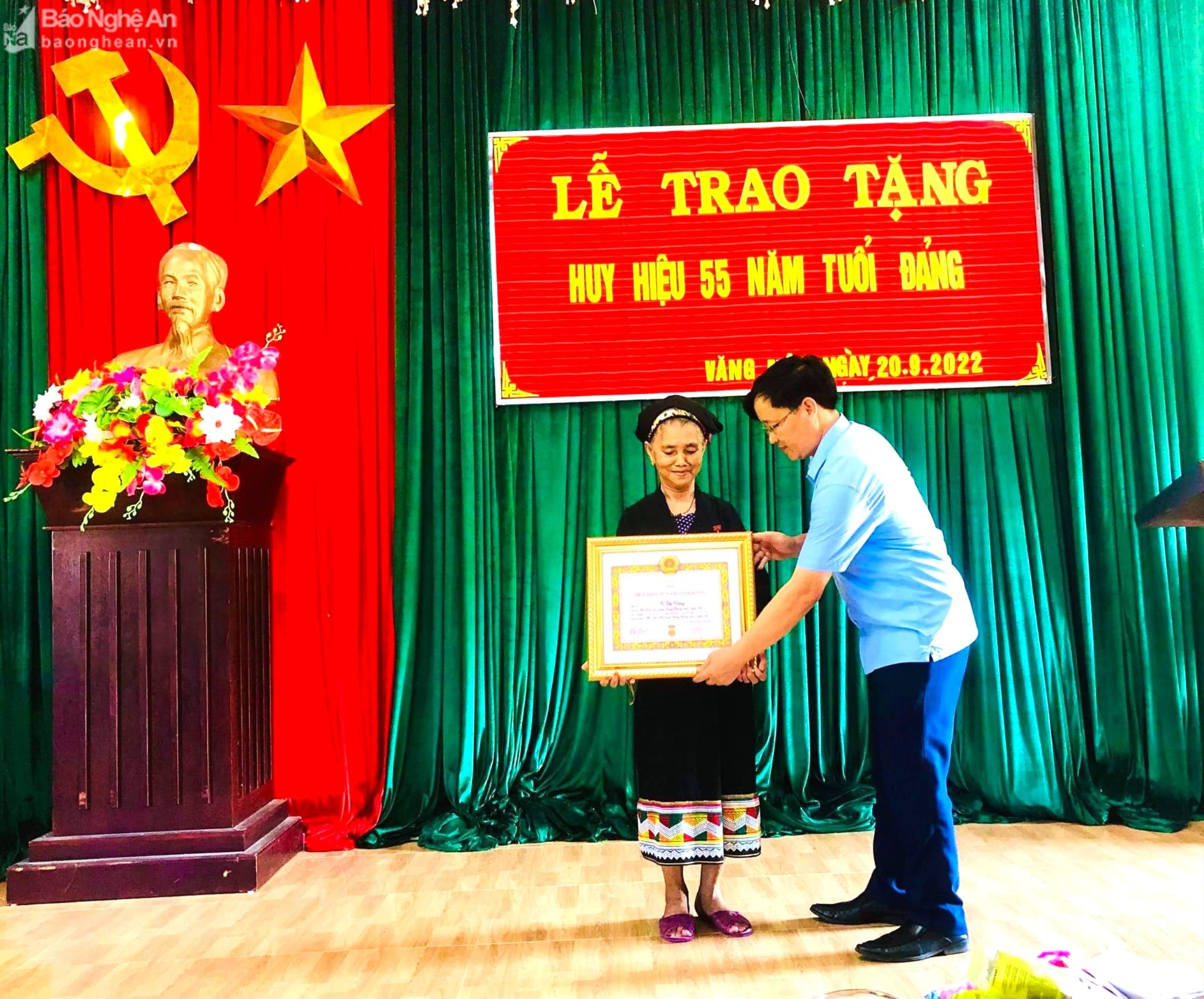 Trưởng ban tổ chức huyện uỷ Tương Dương trao huy hiệu 55 năm tuổi đảng cho cụ Vi Thị Dung ở bản Văng Môn, xã Nga My, Tương Dương. Ảnh CSCC2.jpg