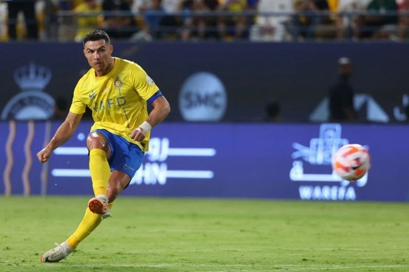 Ronaldo ghi bàn từ siêu phẩm đá phạt trong màu áo Al Nassr.jpg