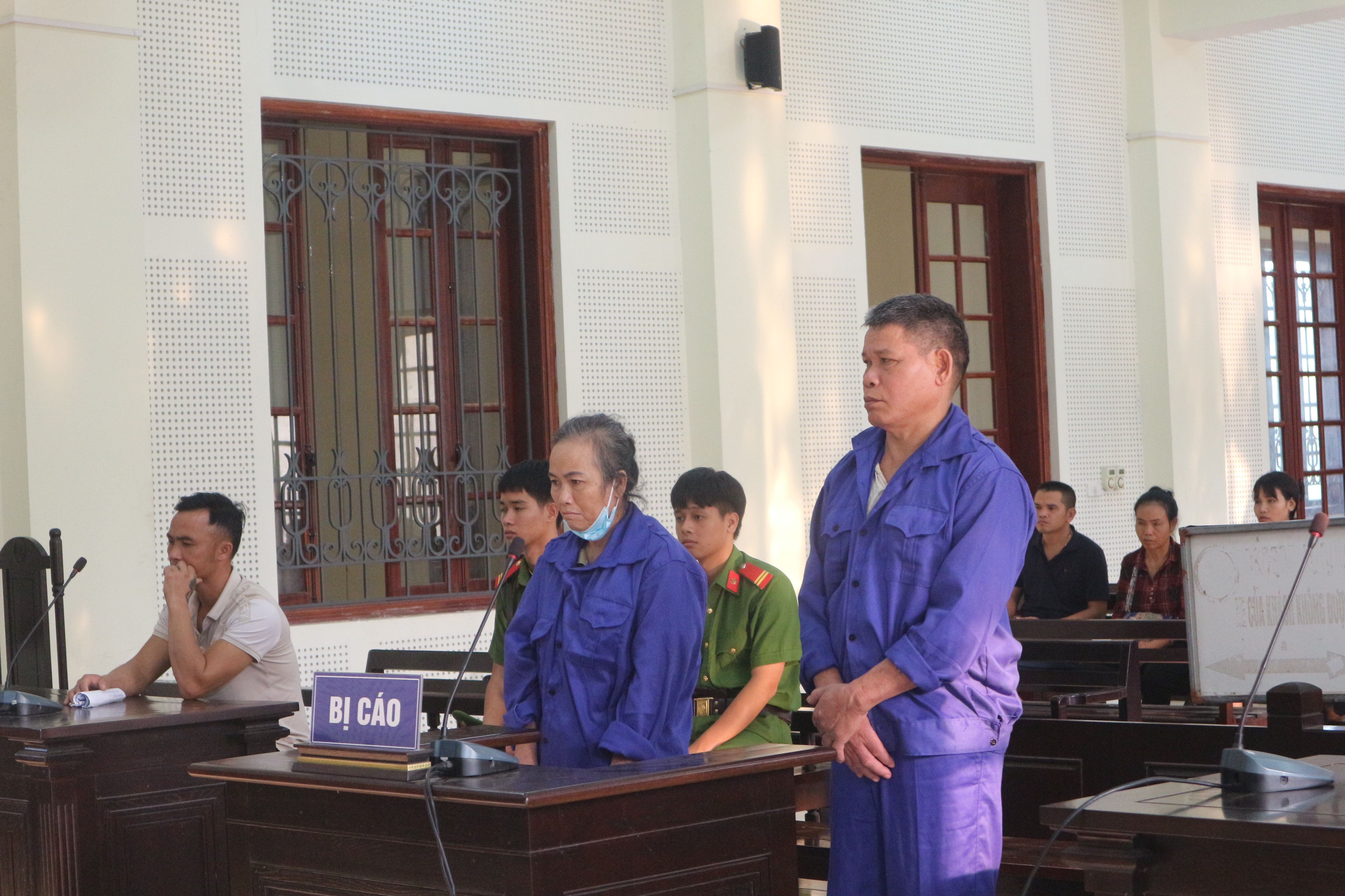 bna_Bị cáo Vy Thị Hoa và Ven Văn Mạnh tại phiên tòa. ảnh pv.JPG