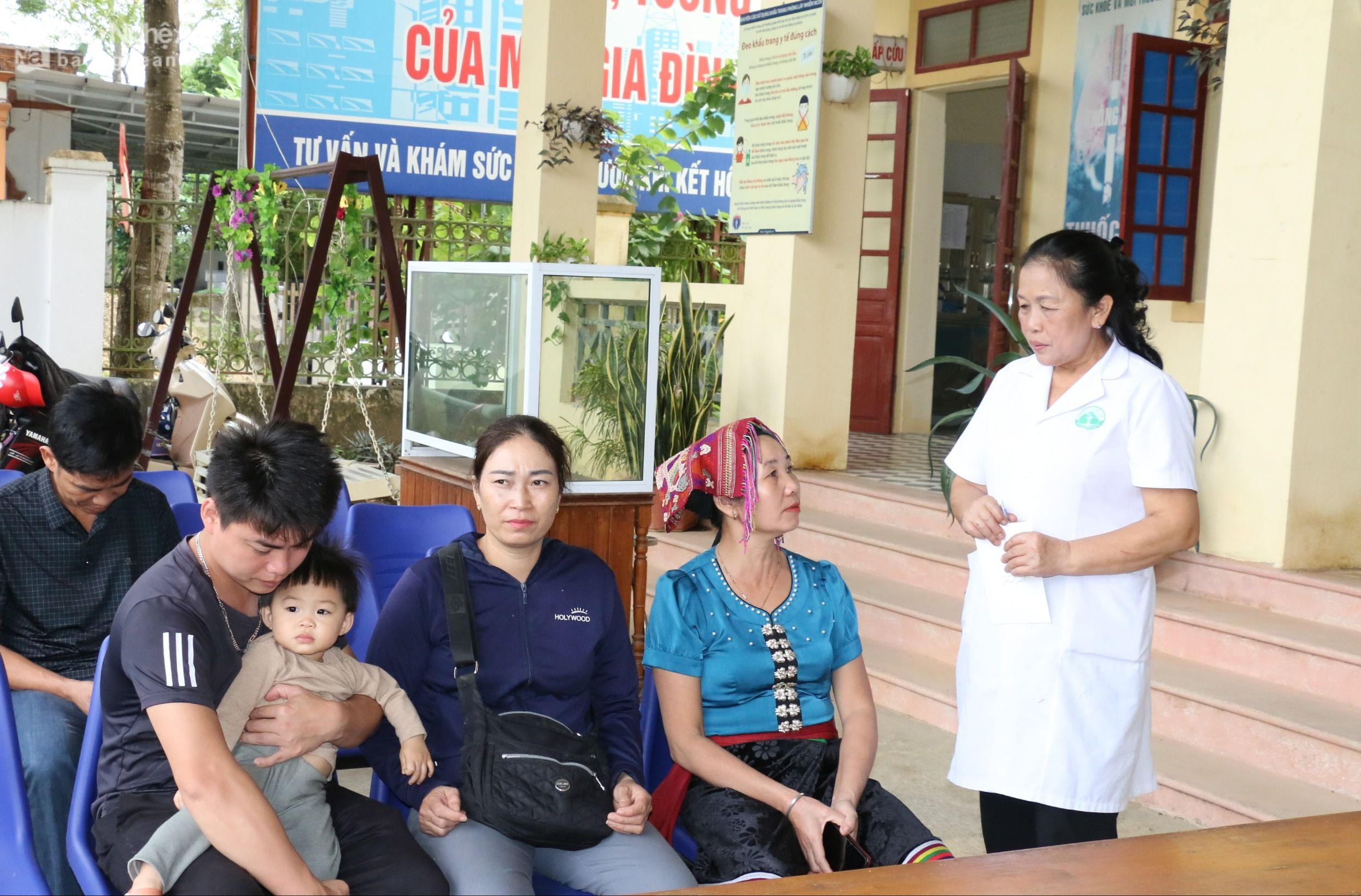 Nhân viên ở TRạm y tế thị trấn Kim Sơn chia sẻ về việc chăm sóc con trẻ cho người dân trên địa bàn.JPG