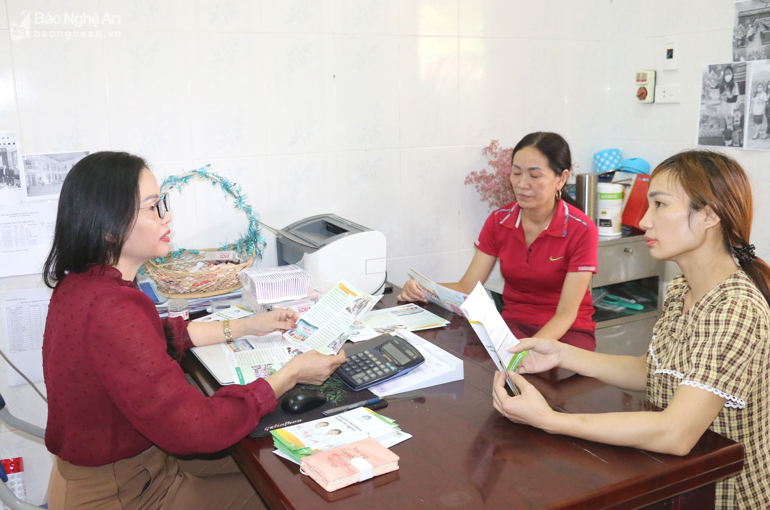Tư vấn cho phụ nữ trong độ tuổi sinh để về việc thực hiện chính sách dân số - KHHGD trên địa bàn huyện Quế Phong (2).JPG